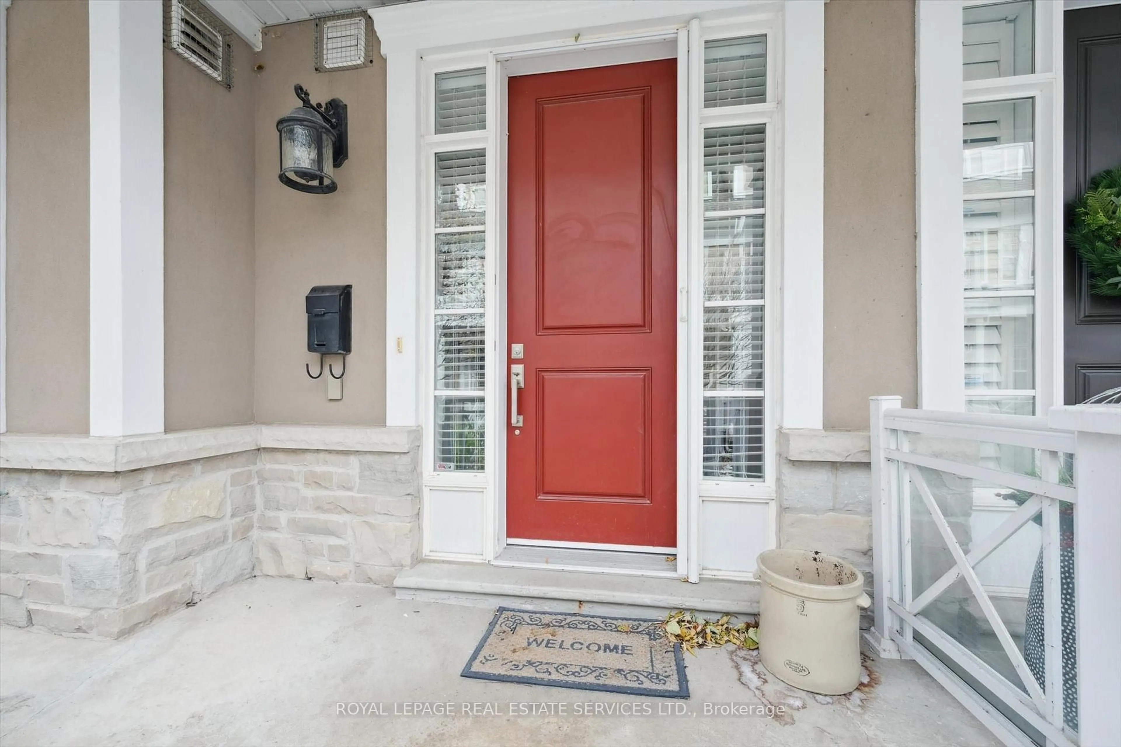 Indoor entryway for 2369 Ontario St #26, Oakville Ontario L6L 1A6