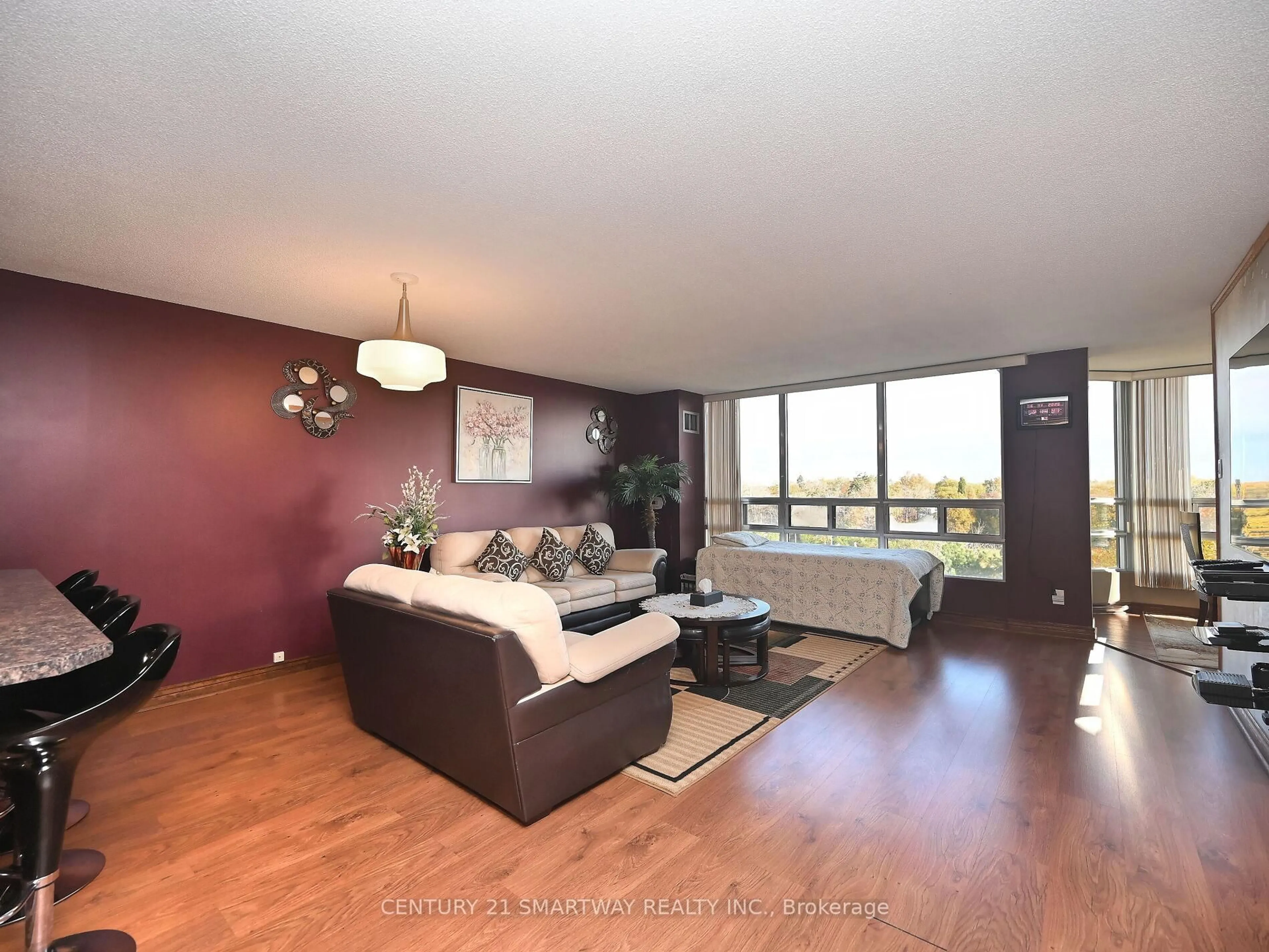 Living room with furniture, wood/laminate floor for 320 Mill St #512, Brampton Ontario L6Y 3V2