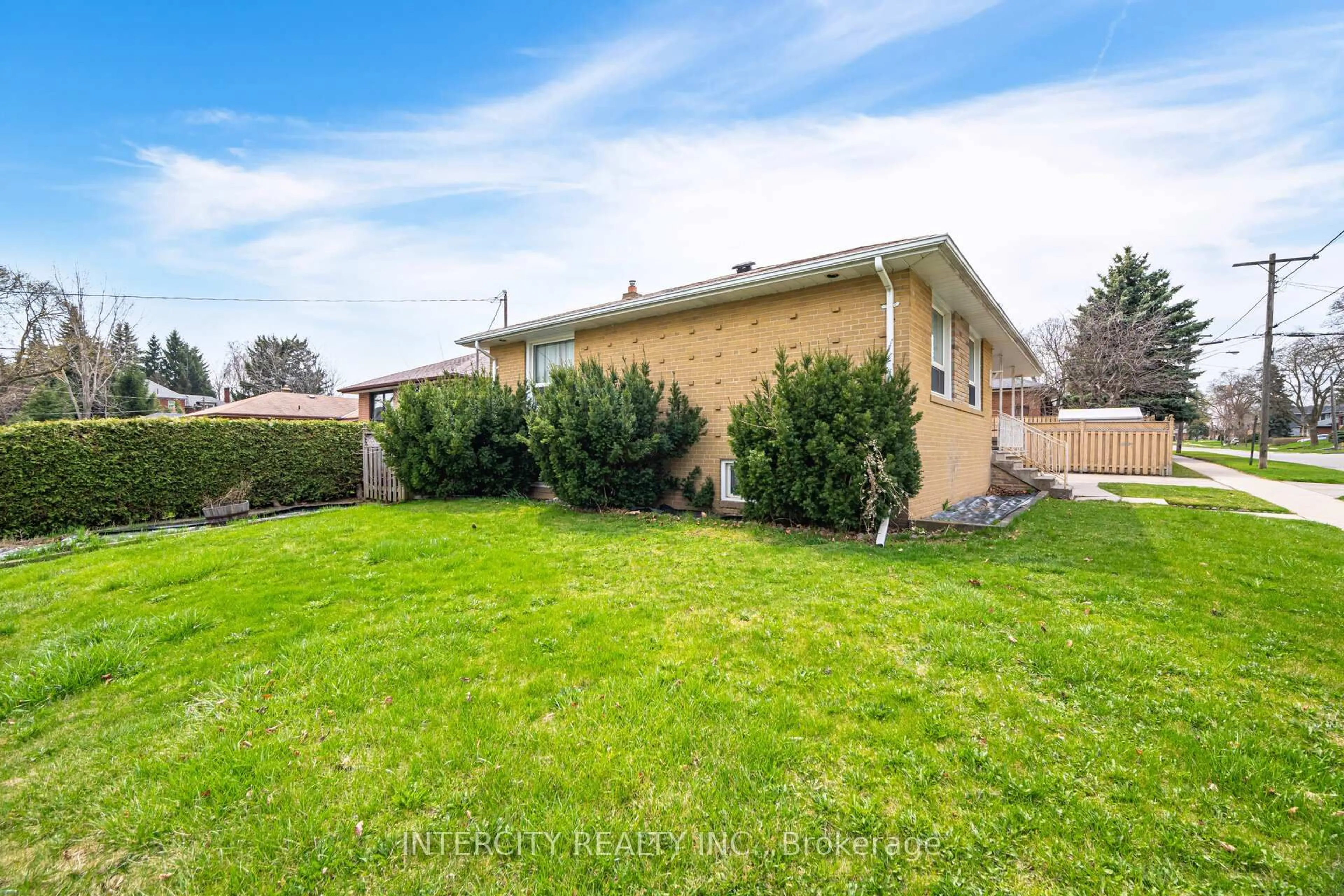 A pic from outside/outdoor area/front of a property/back of a property/a pic from drone, street for 31 Munhall Rd, Toronto Ontario M6P 1R2