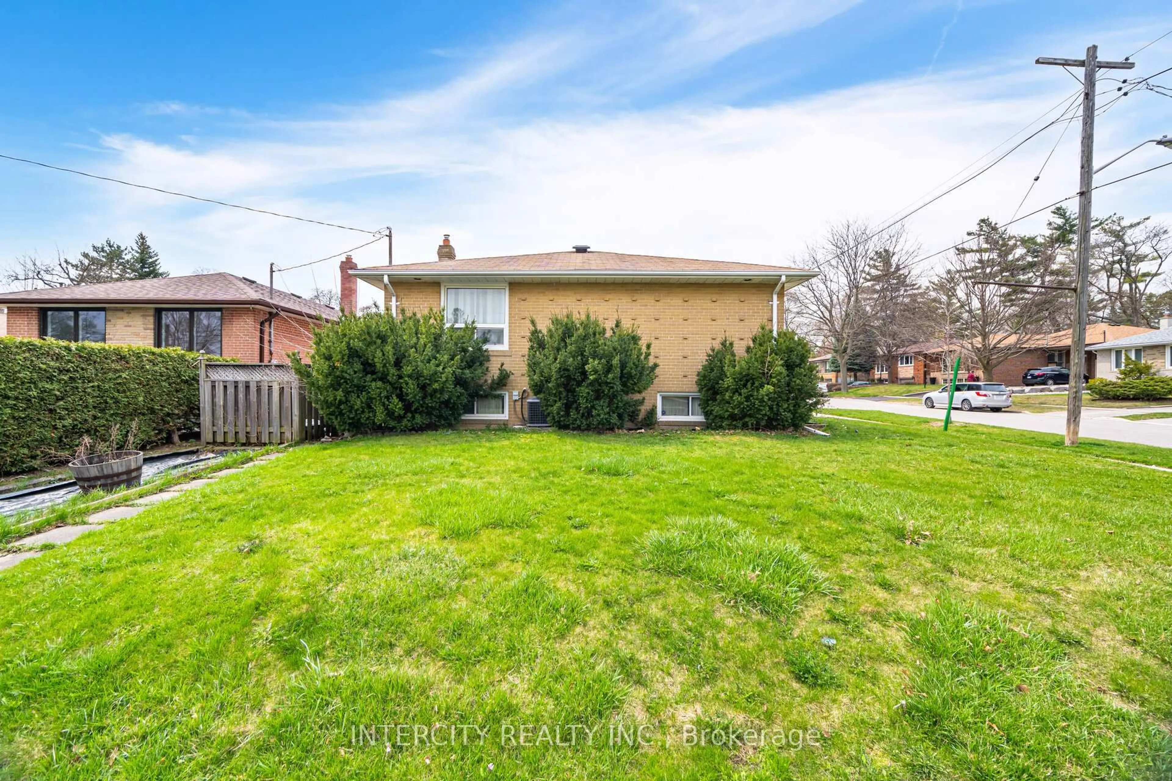 A pic from outside/outdoor area/front of a property/back of a property/a pic from drone, street for 31 Munhall Rd, Toronto Ontario M6P 1R2