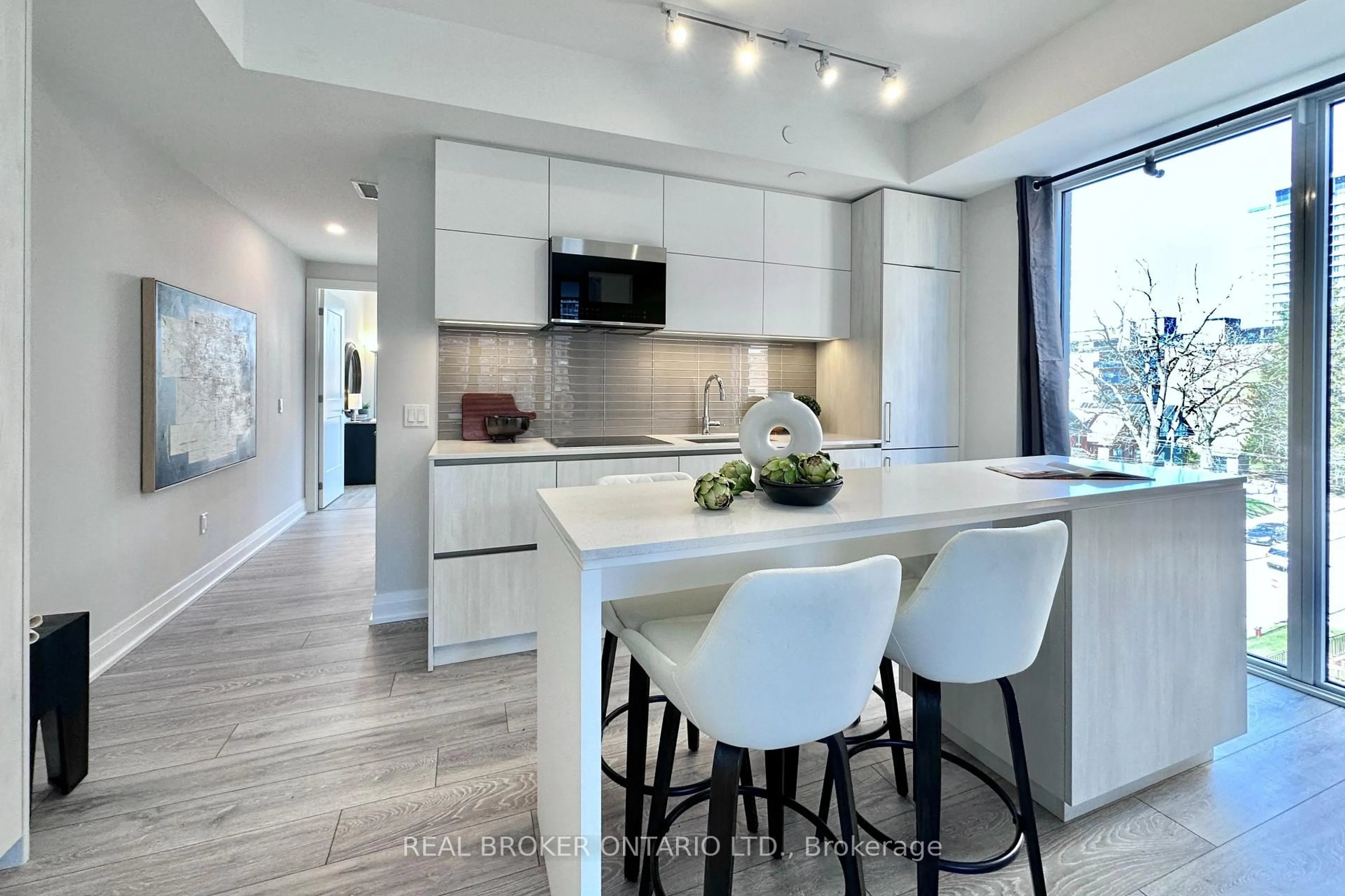 Contemporary kitchen, unknown for 21 Park St #518, Mississauga Ontario L5G 1L7