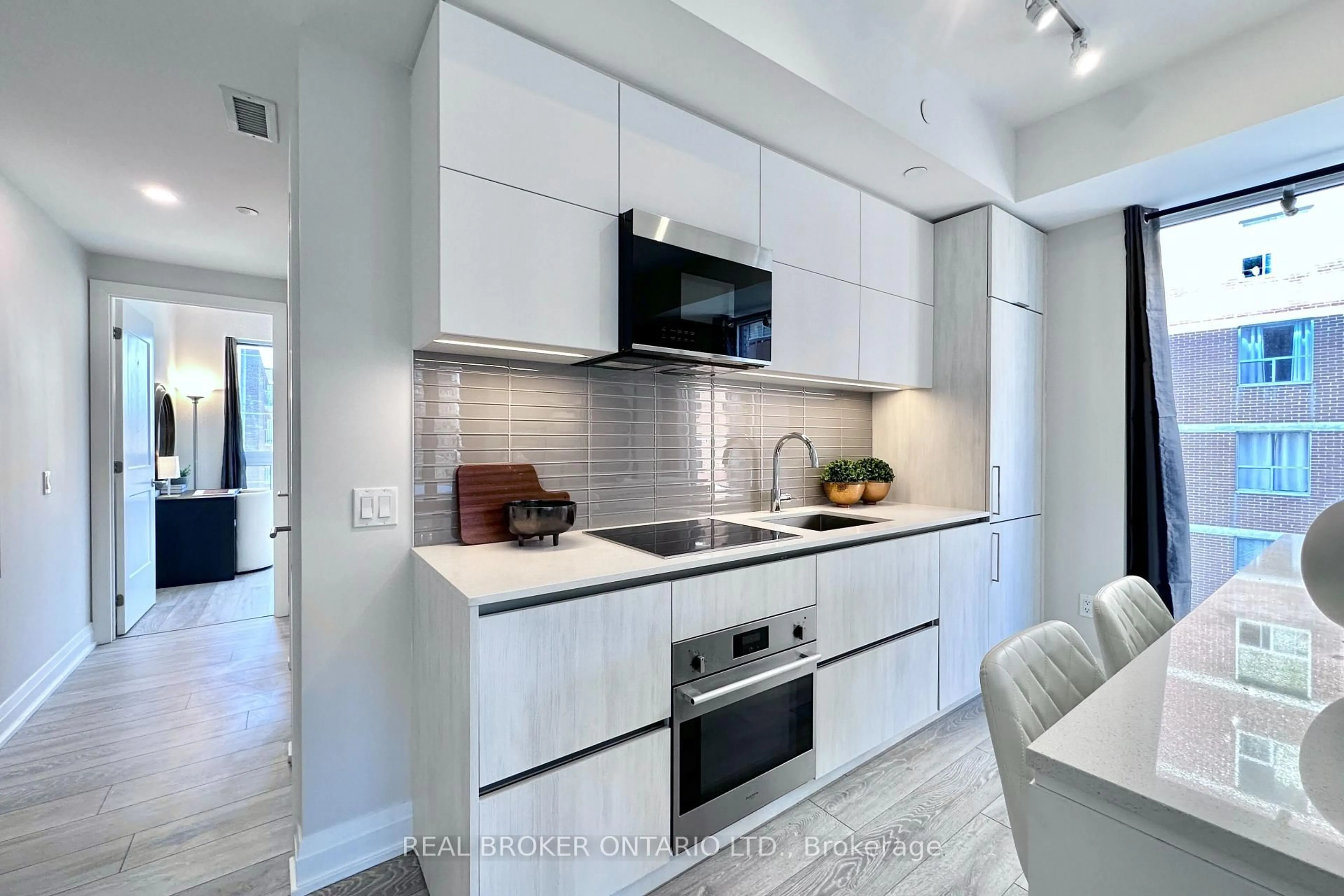 Open concept kitchen, ceramic/tile floor for 21 Park St #518, Mississauga Ontario L5G 1L7