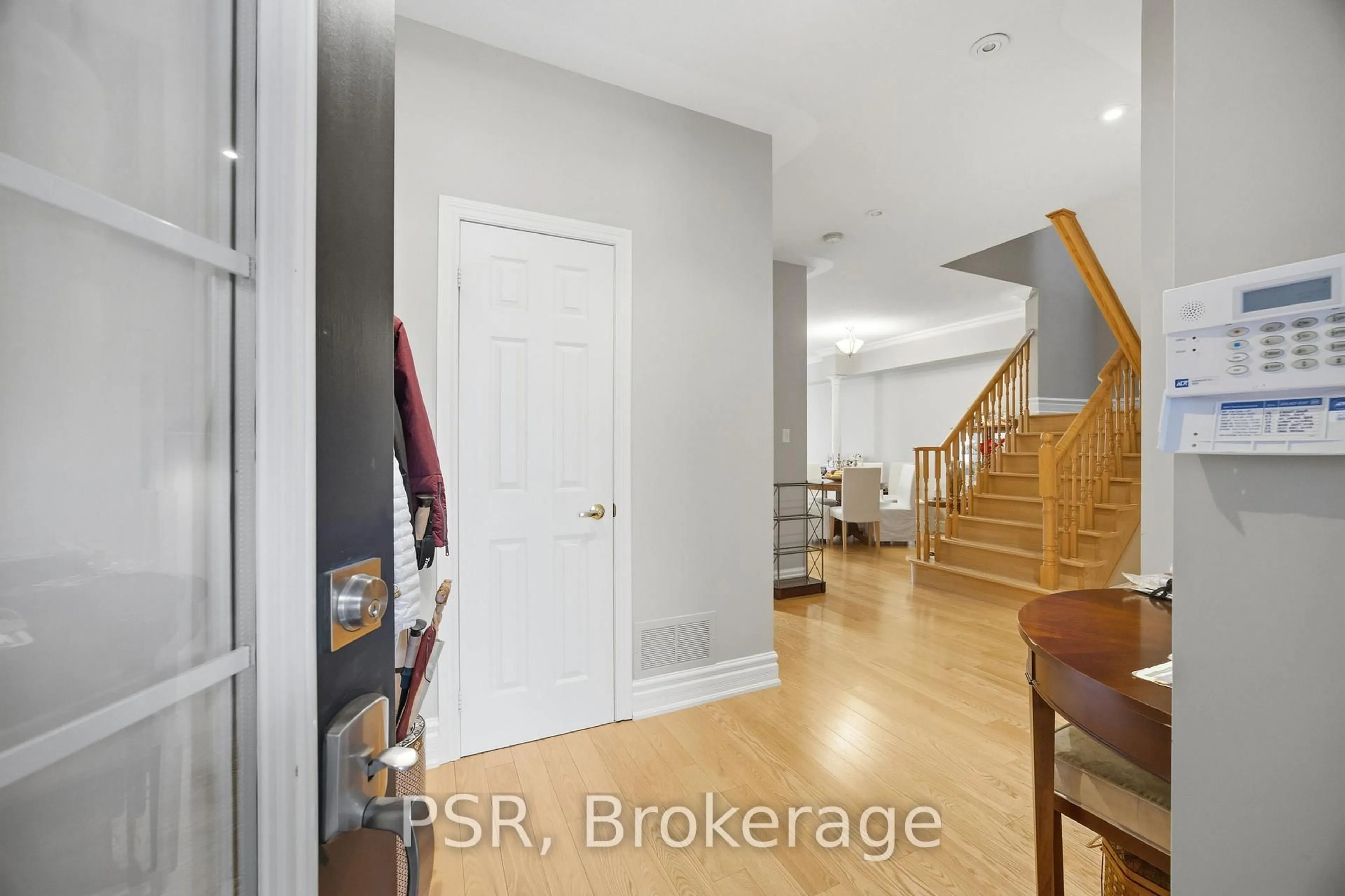 Indoor entryway for 2000 The Collegeway #35, Mississauga Ontario L5L 5Y9