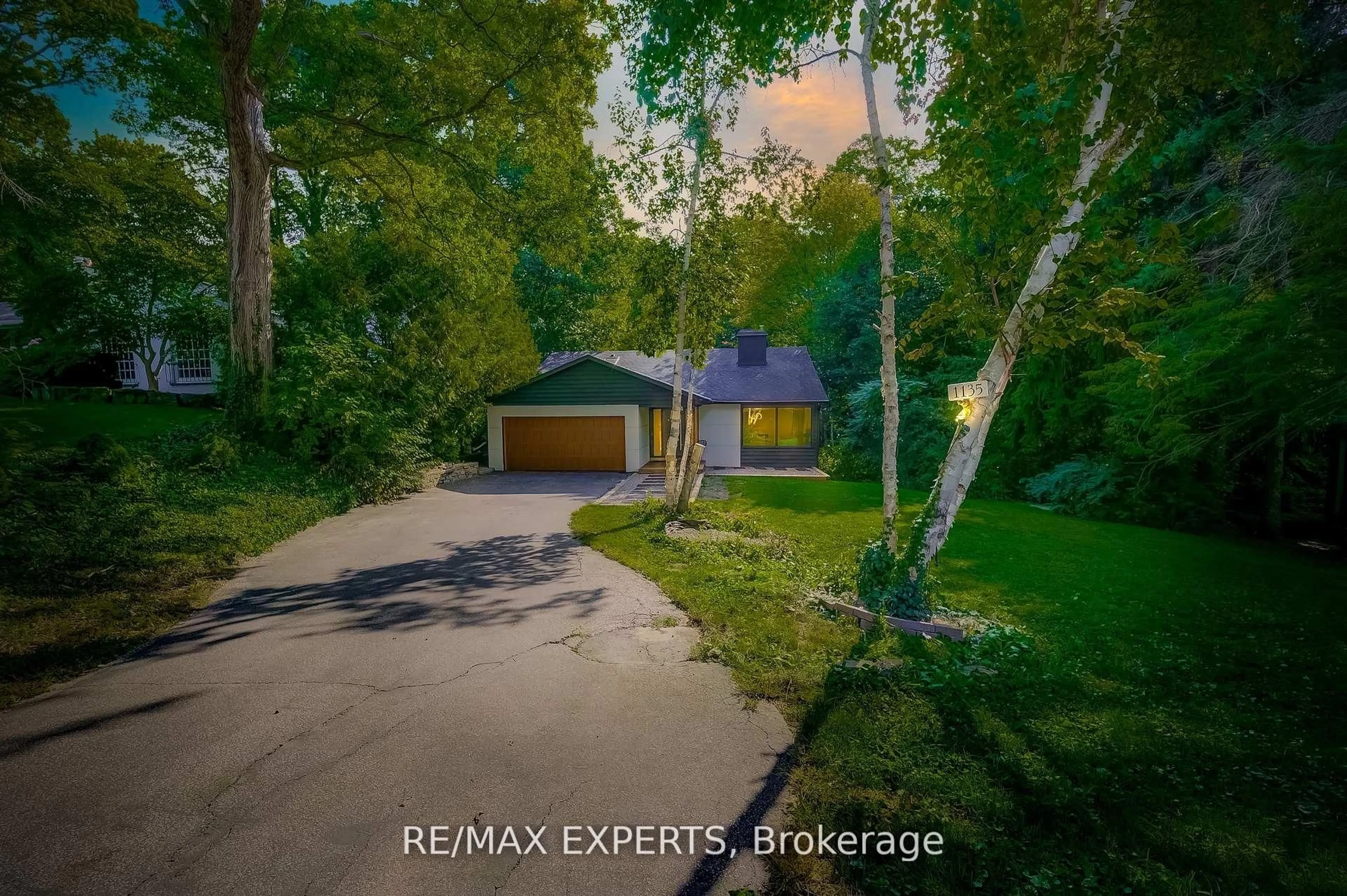 A pic from outside/outdoor area/front of a property/back of a property/a pic from drone, street for 1135 Greenoaks Dr, Mississauga Ontario L5J 3A1