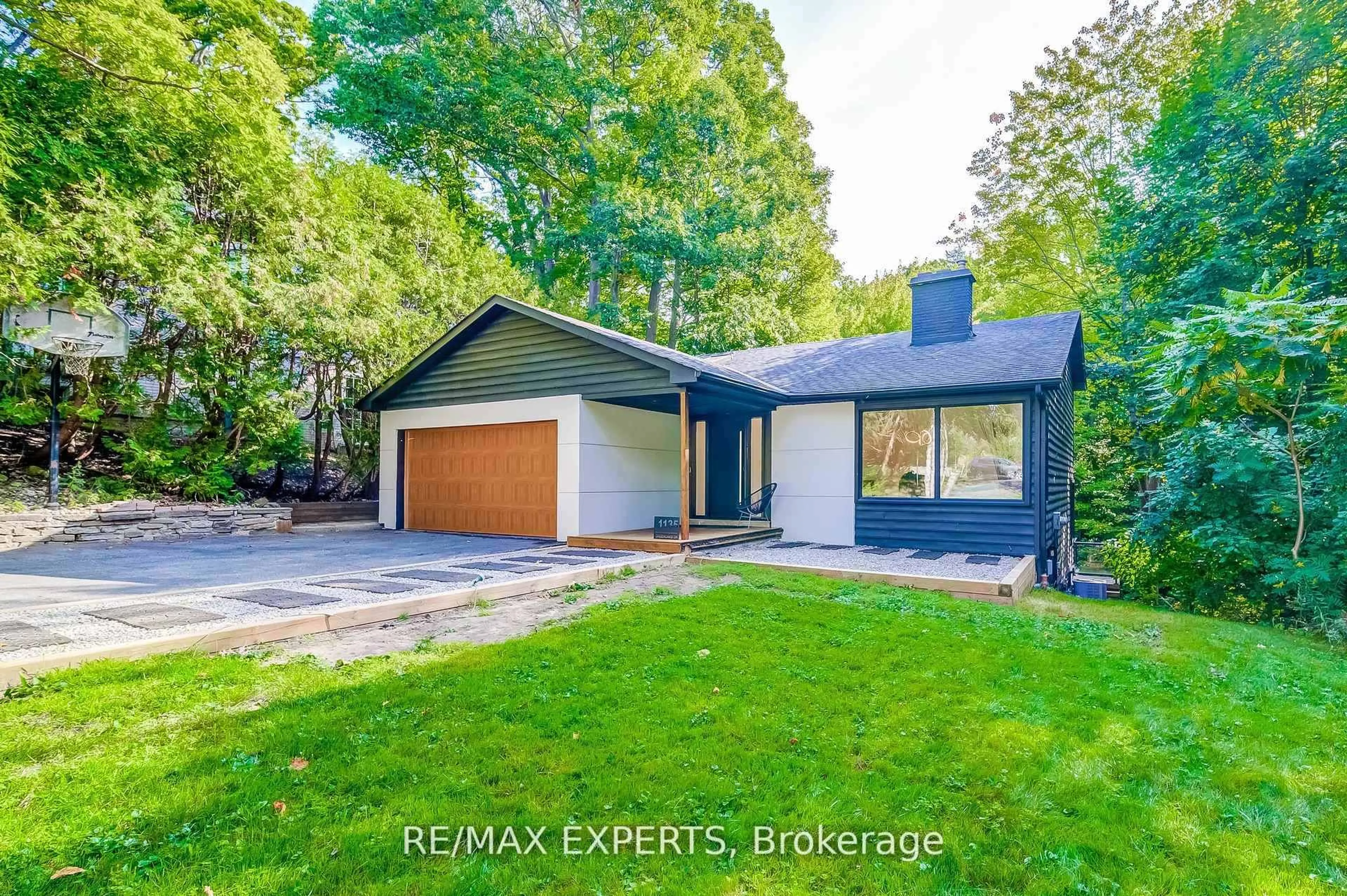 Home with vinyl exterior material, street for 1135 Greenoaks Dr, Mississauga Ontario L5J 3A1