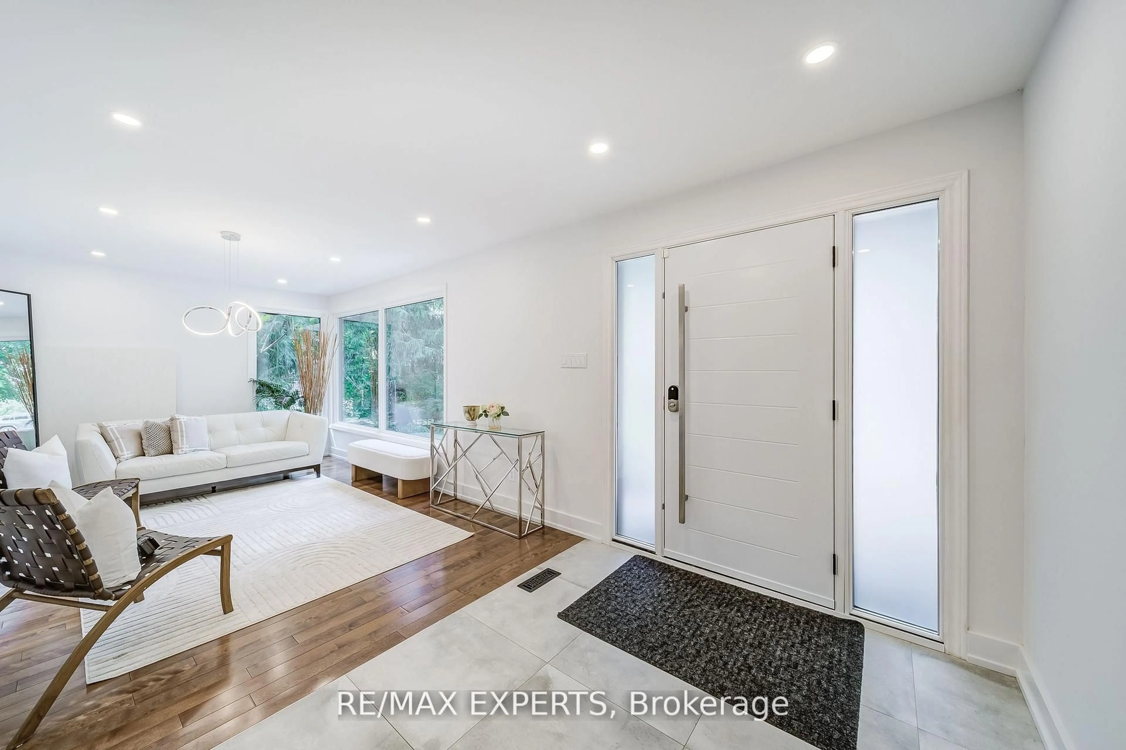 Indoor entryway for 1135 Greenoaks Dr, Mississauga Ontario L5J 3A1