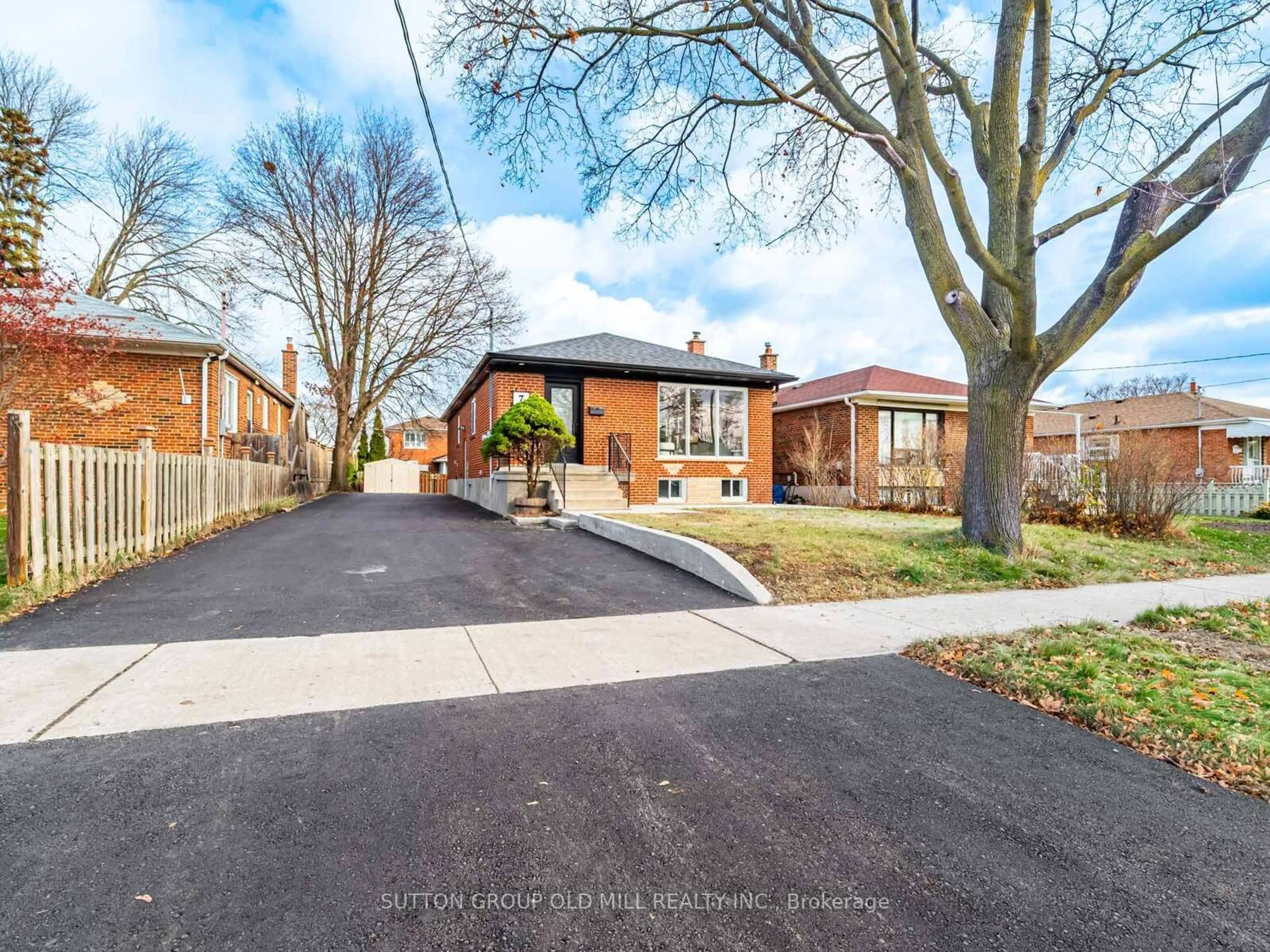 A pic from outside/outdoor area/front of a property/back of a property/a pic from drone, street for 7 Heatherglen Rd, Toronto Ontario M9W 4P9