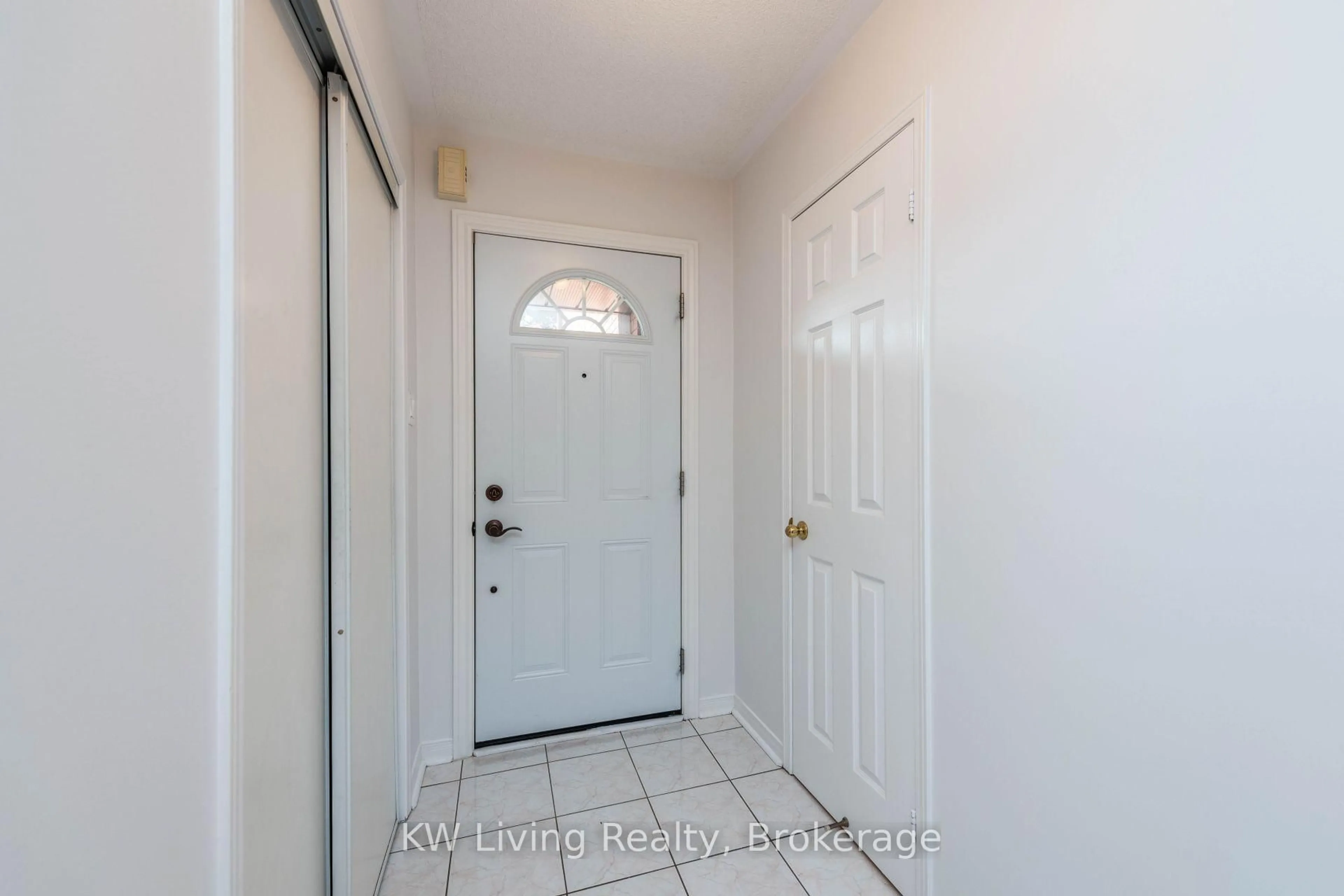 Indoor entryway for 4733 Rosebush Rd, Mississauga Ontario L5M 5H4