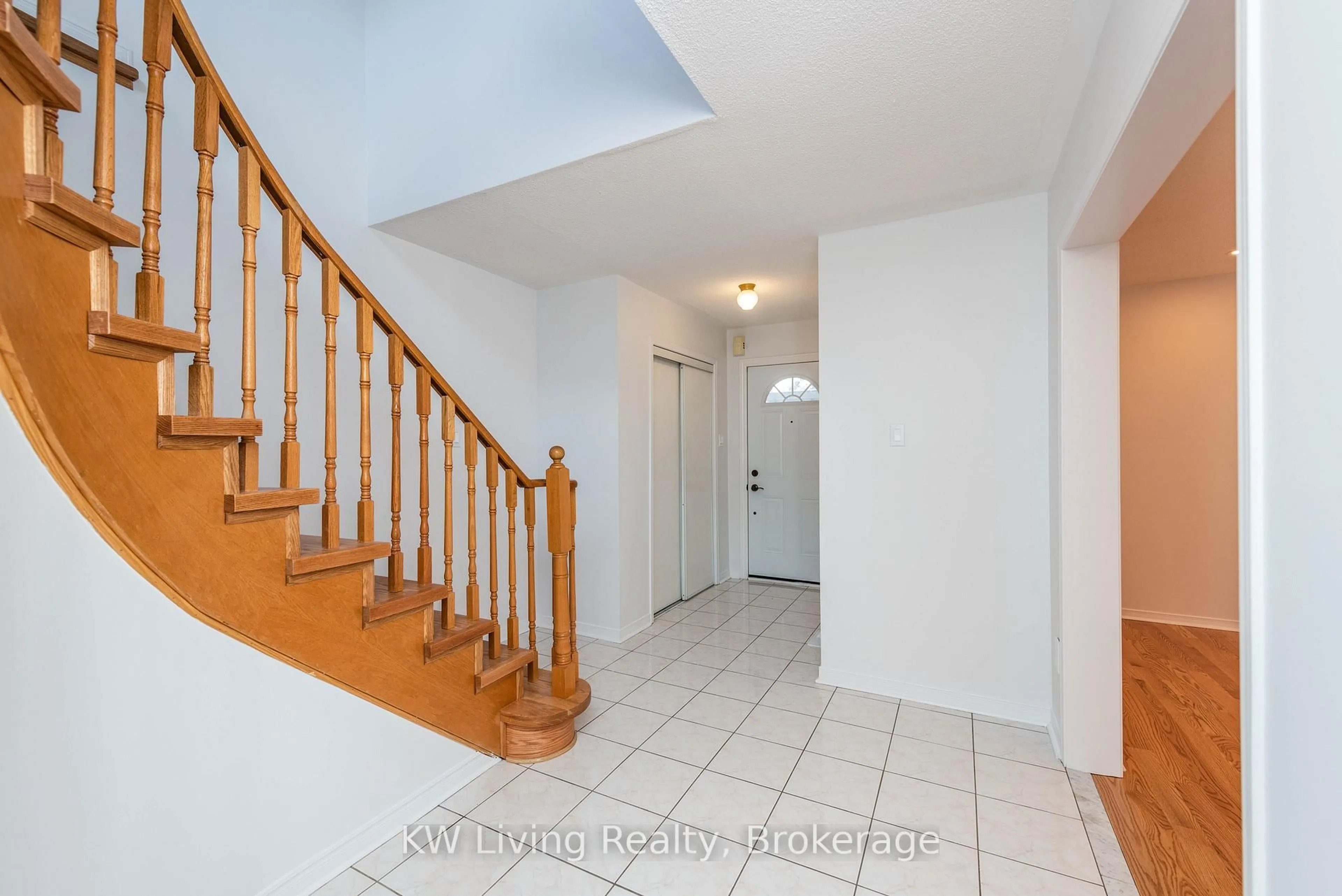 Indoor foyer for 4733 Rosebush Rd, Mississauga Ontario L5M 5H4