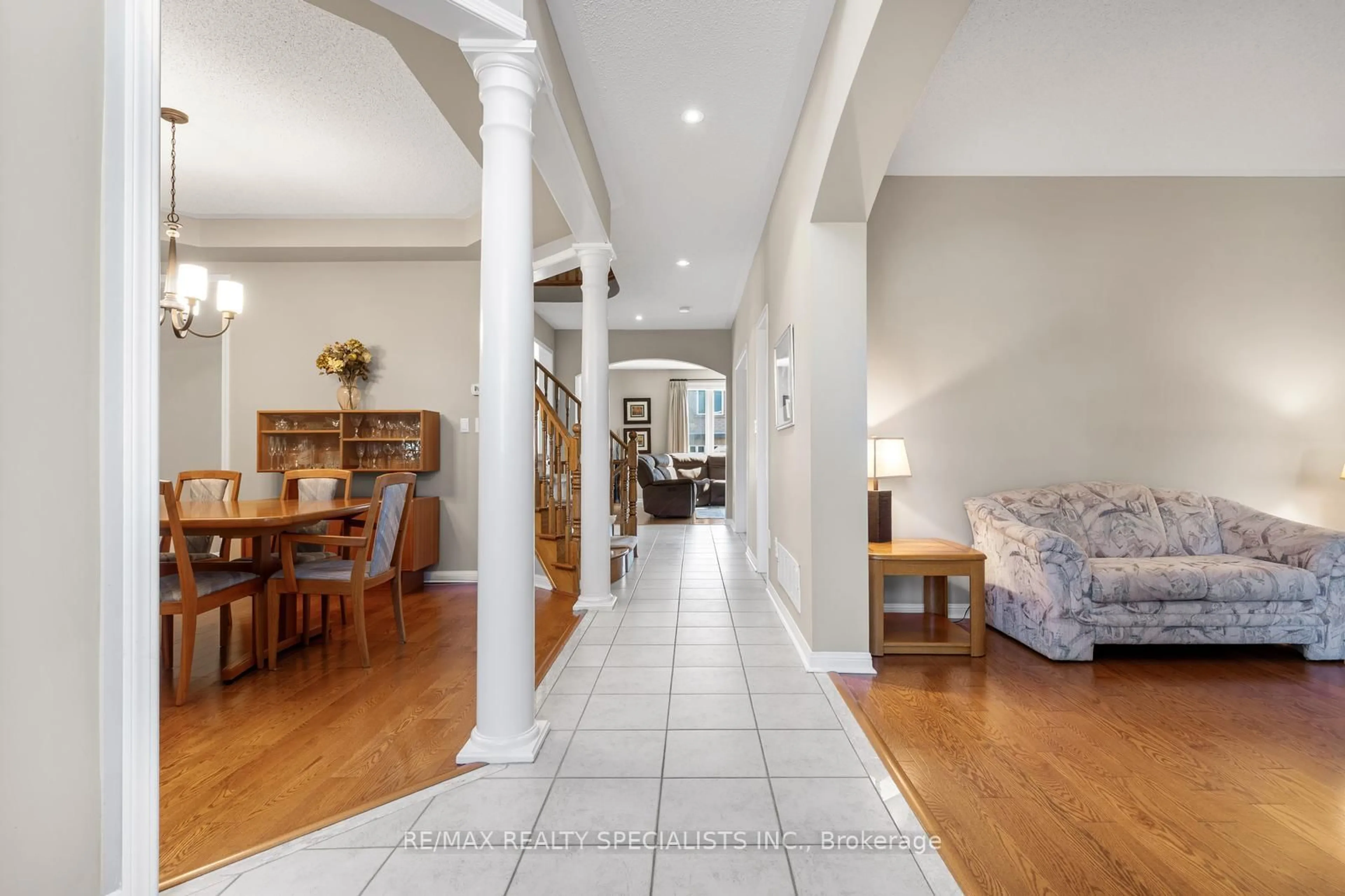 Indoor foyer for 700 Auger Terr, Milton Ontario L9T 5M2