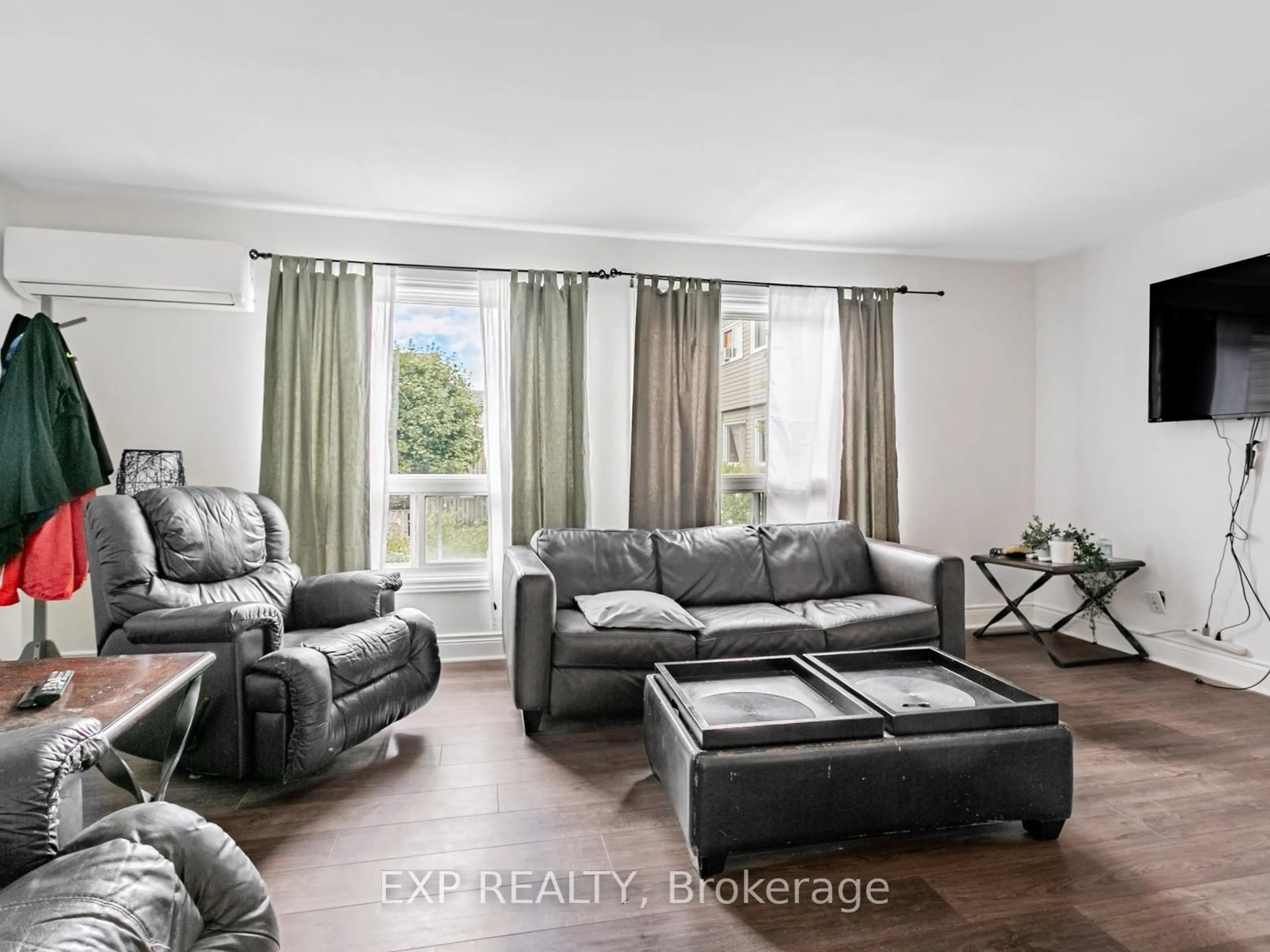 Living room with furniture, unknown for 2050 Upper Middle Rd #64, Burlington Ontario L7P 3R9