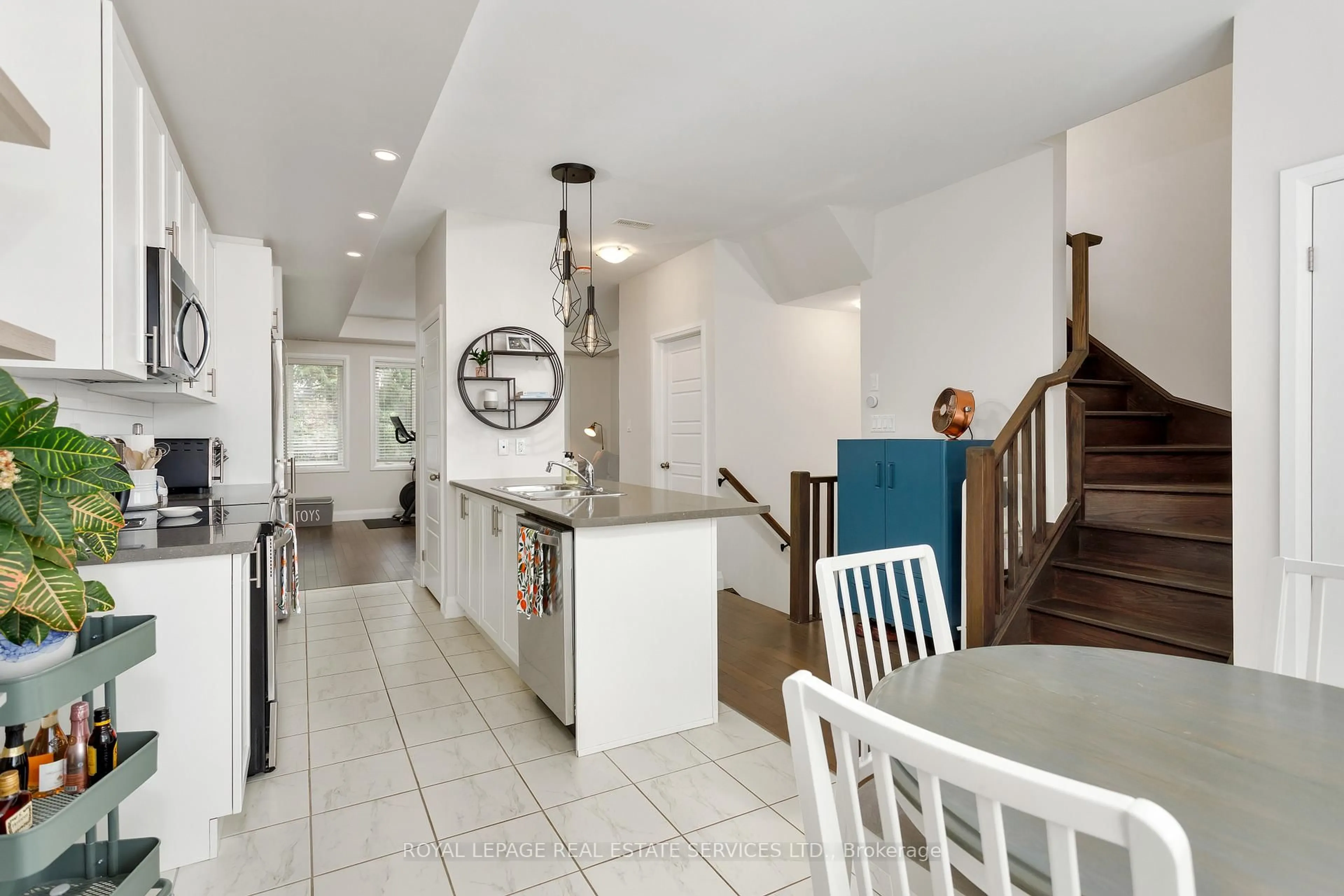 Open concept kitchen, ceramic/tile floor for 405 Plains Rd #22, Burlington Ontario L7T 2C9