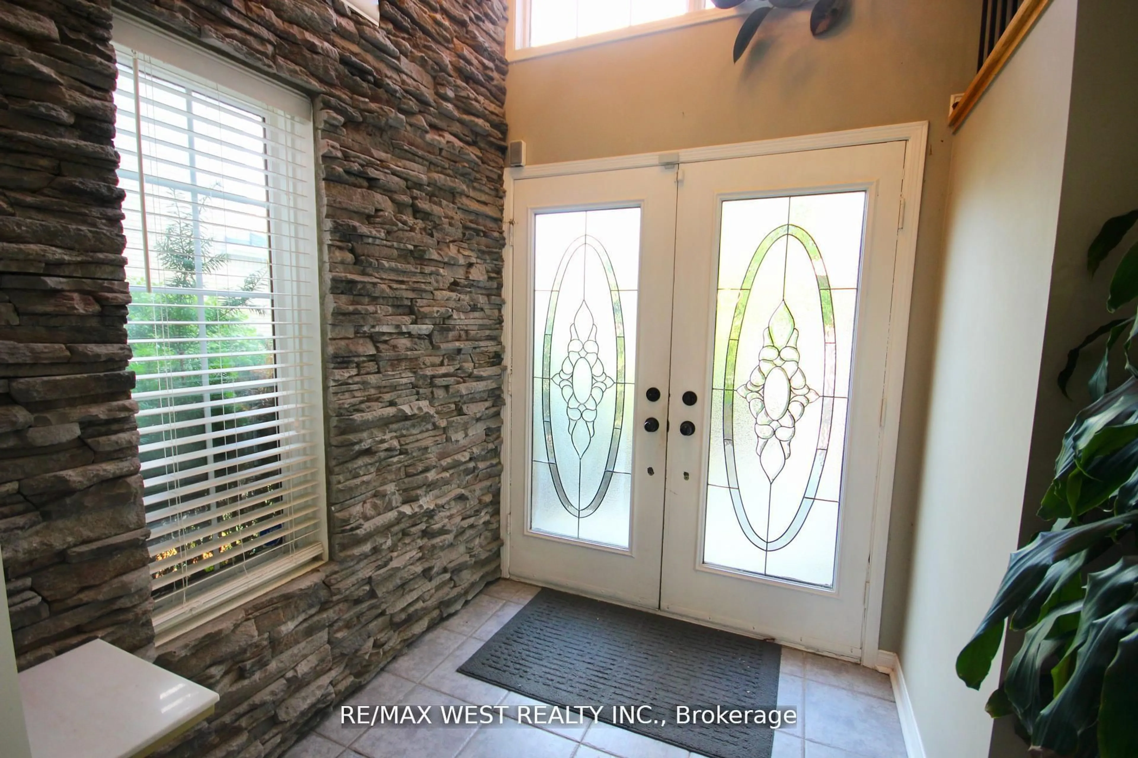 Indoor entryway for 7374 Black Walnut Tr, Mississauga Ontario L5N 7L8