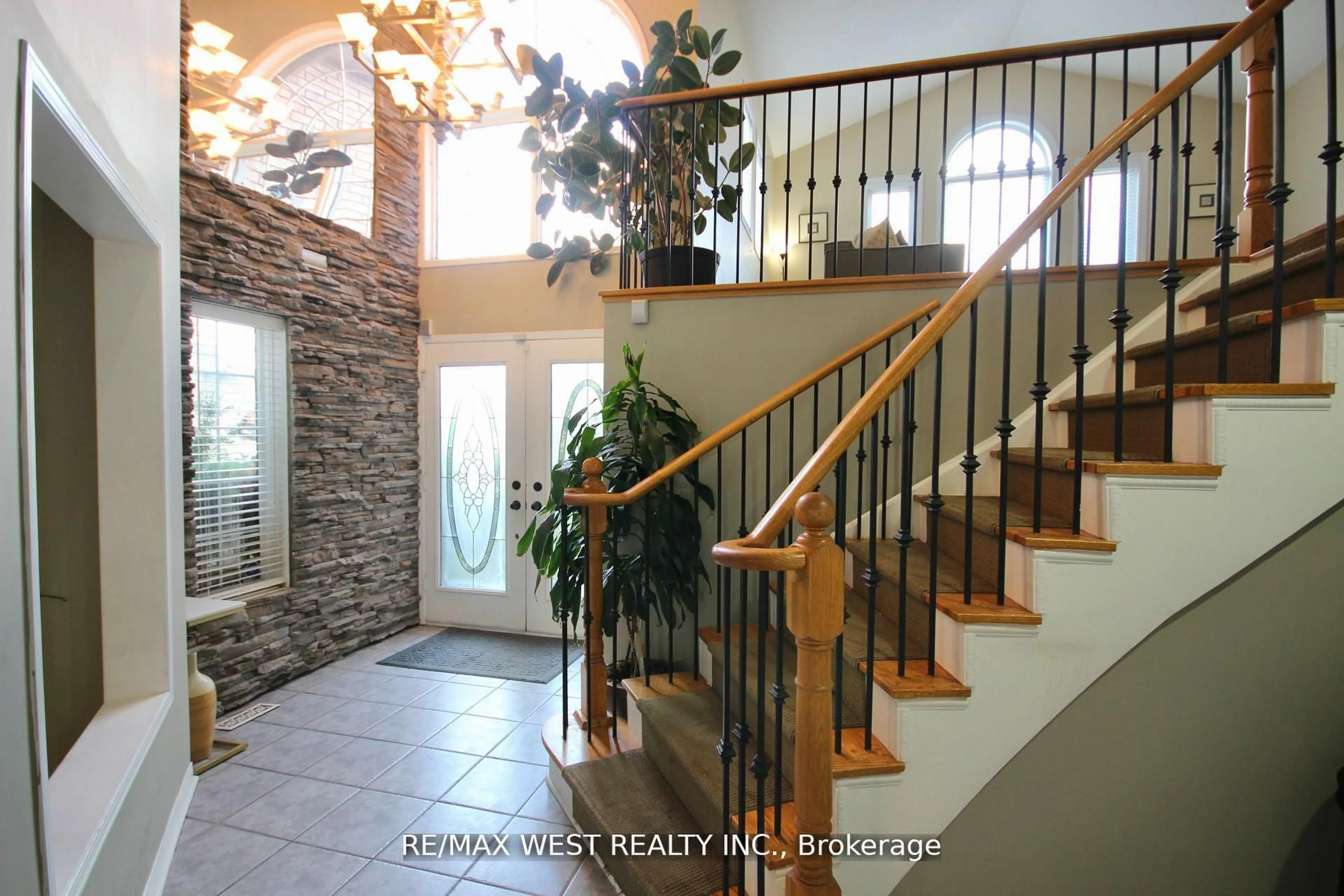 Indoor entryway for 7374 Black Walnut Tr, Mississauga Ontario L5N 7L8