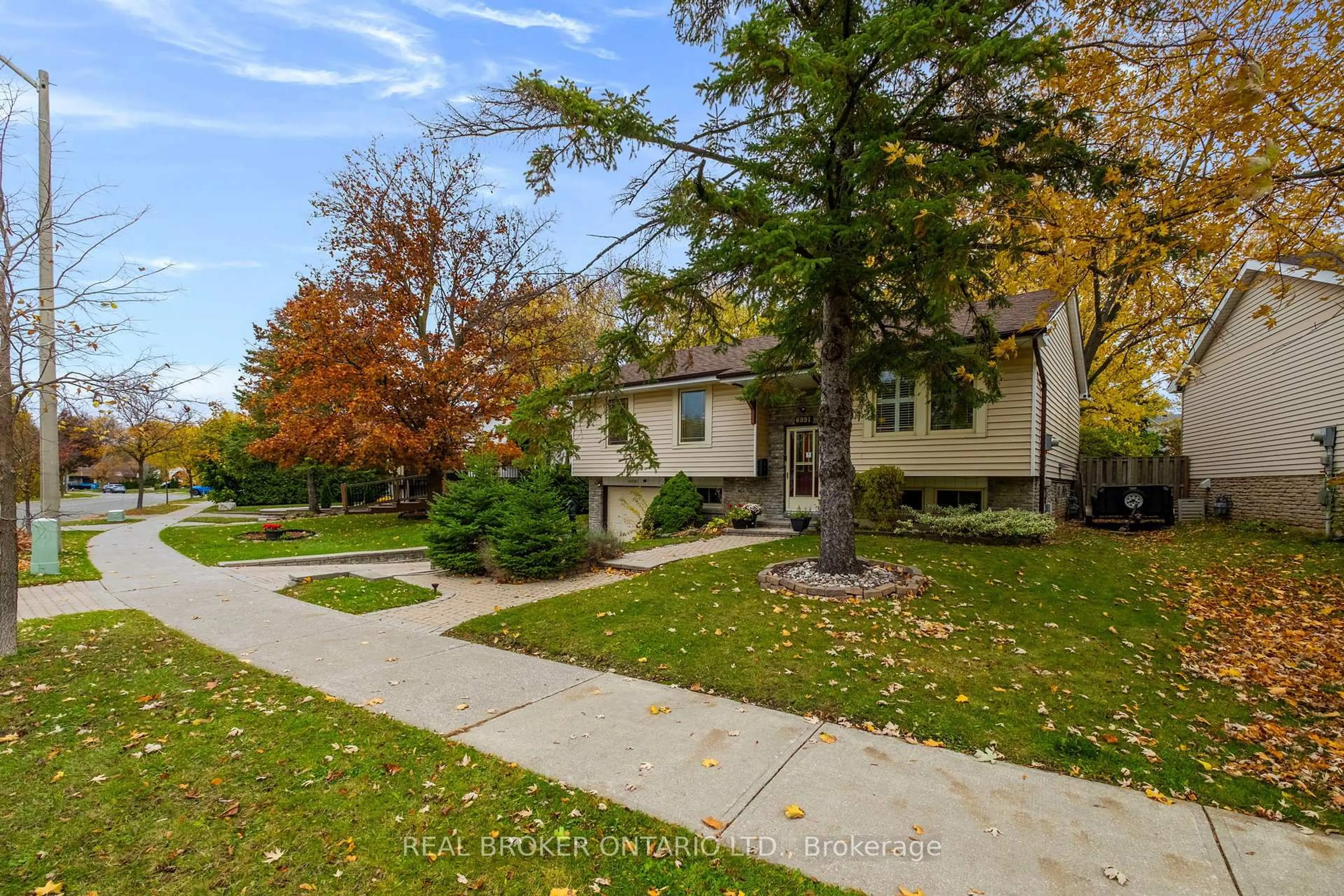 A pic from outside/outdoor area/front of a property/back of a property/a pic from drone, street for 6891 Shelter Bay Rd, Mississauga Ontario L5N 1T8