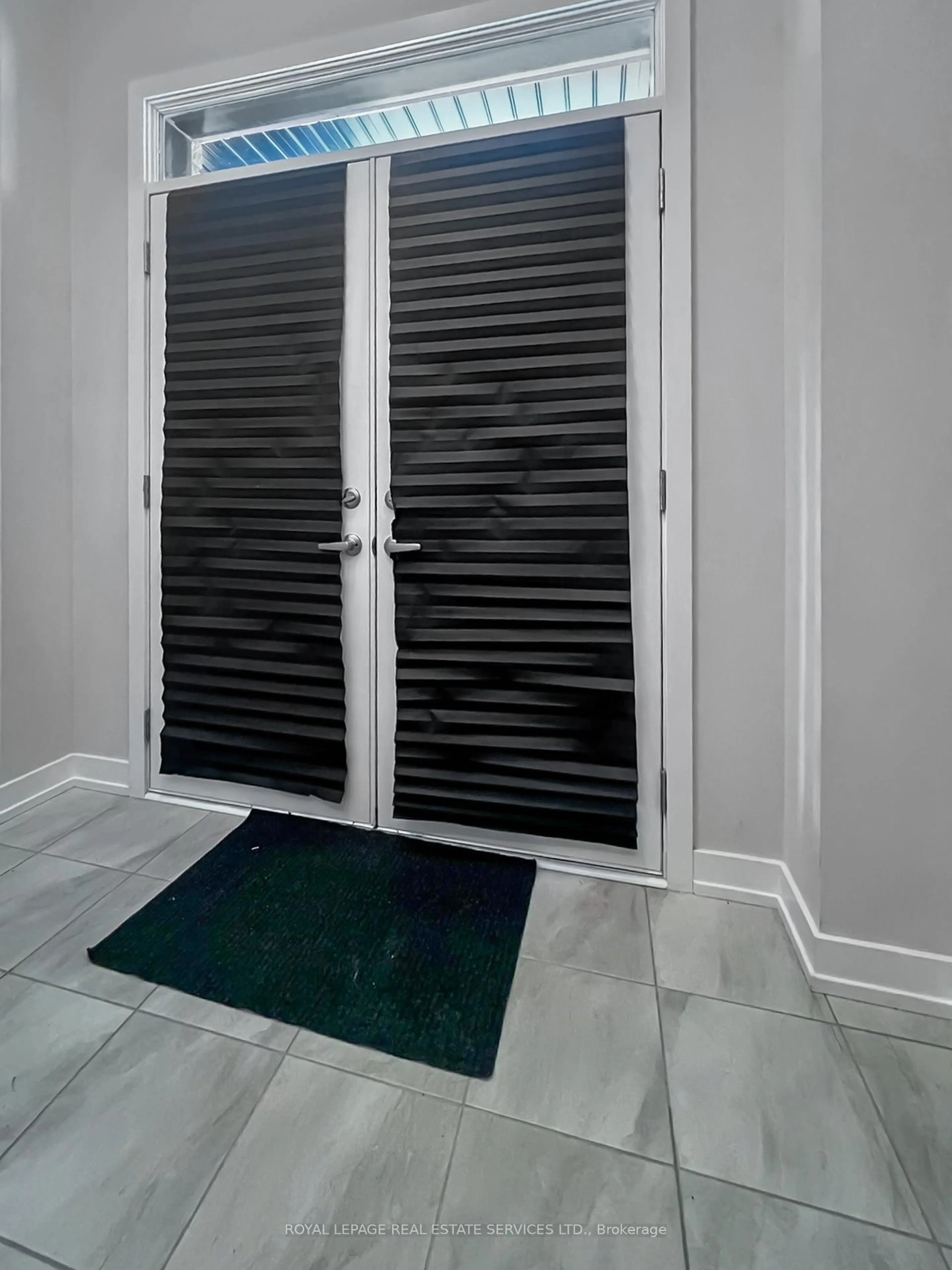 Indoor entryway for 1215 Dartmouth Cres, Oakville Ontario L6H 8C1