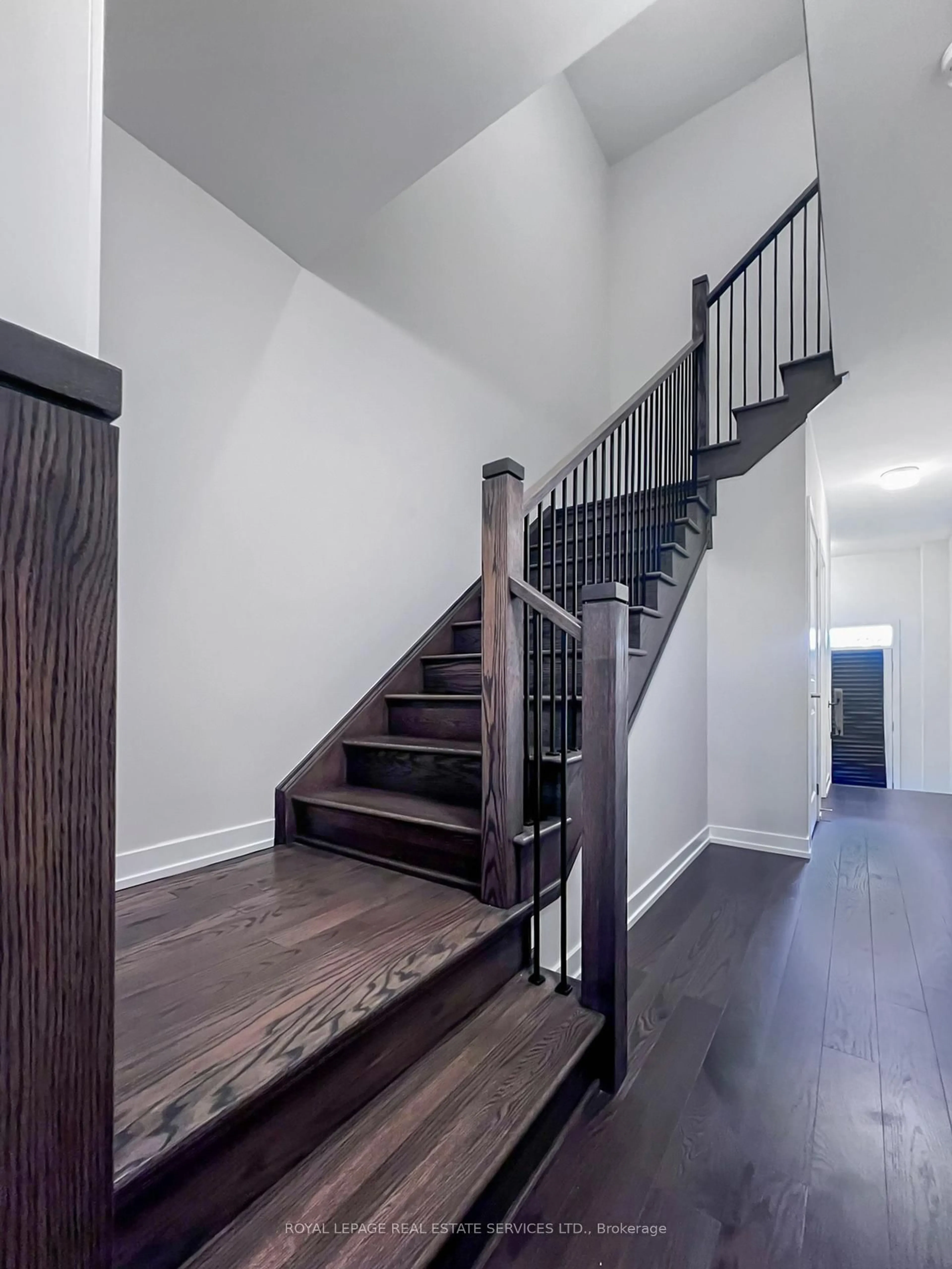 Stairs for 1215 Dartmouth Cres, Oakville Ontario L6H 8C1