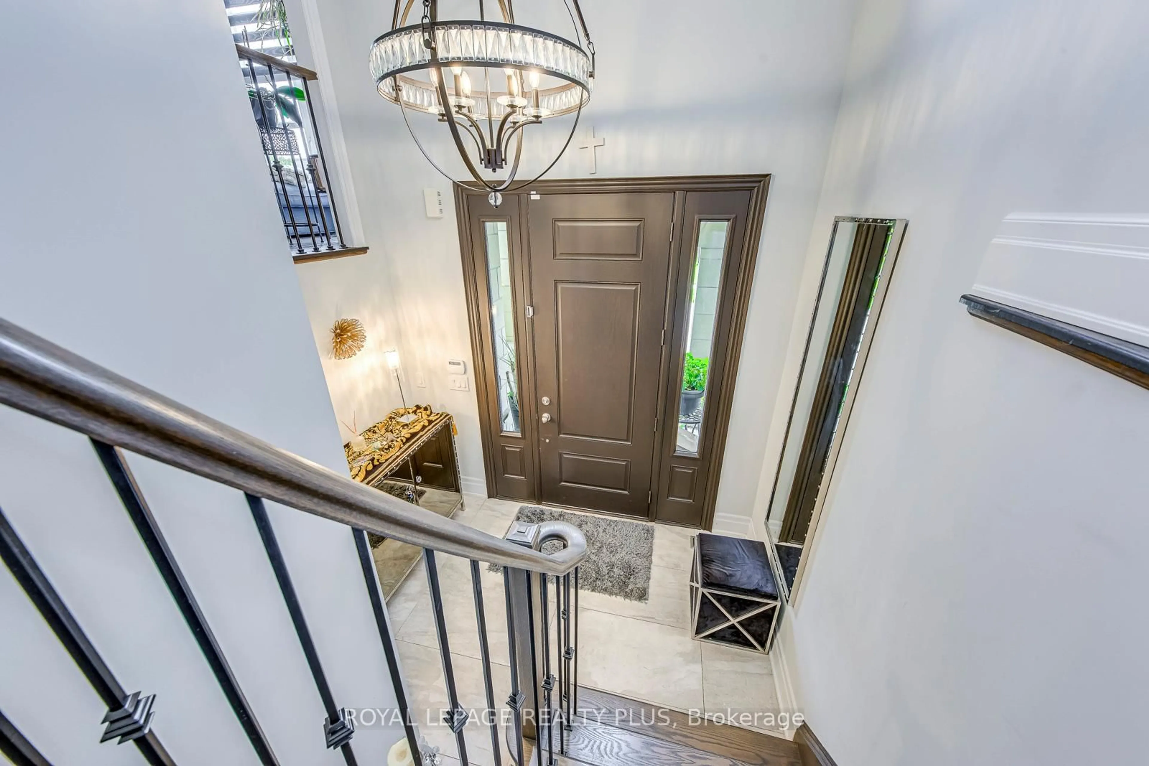 Indoor entryway for 221 Hanover St, Oakville Ontario L6K 0G9