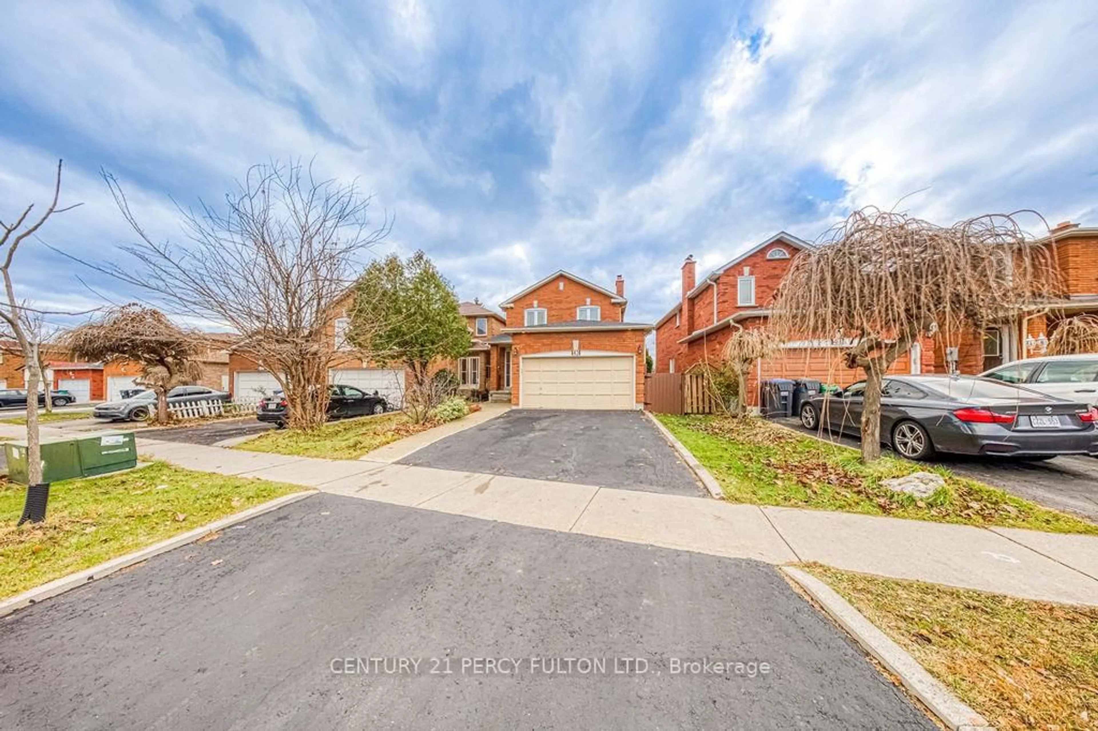 A pic from outside/outdoor area/front of a property/back of a property/a pic from drone, street for 43 Windmill Blvd, Brampton Ontario L6Y 3E9