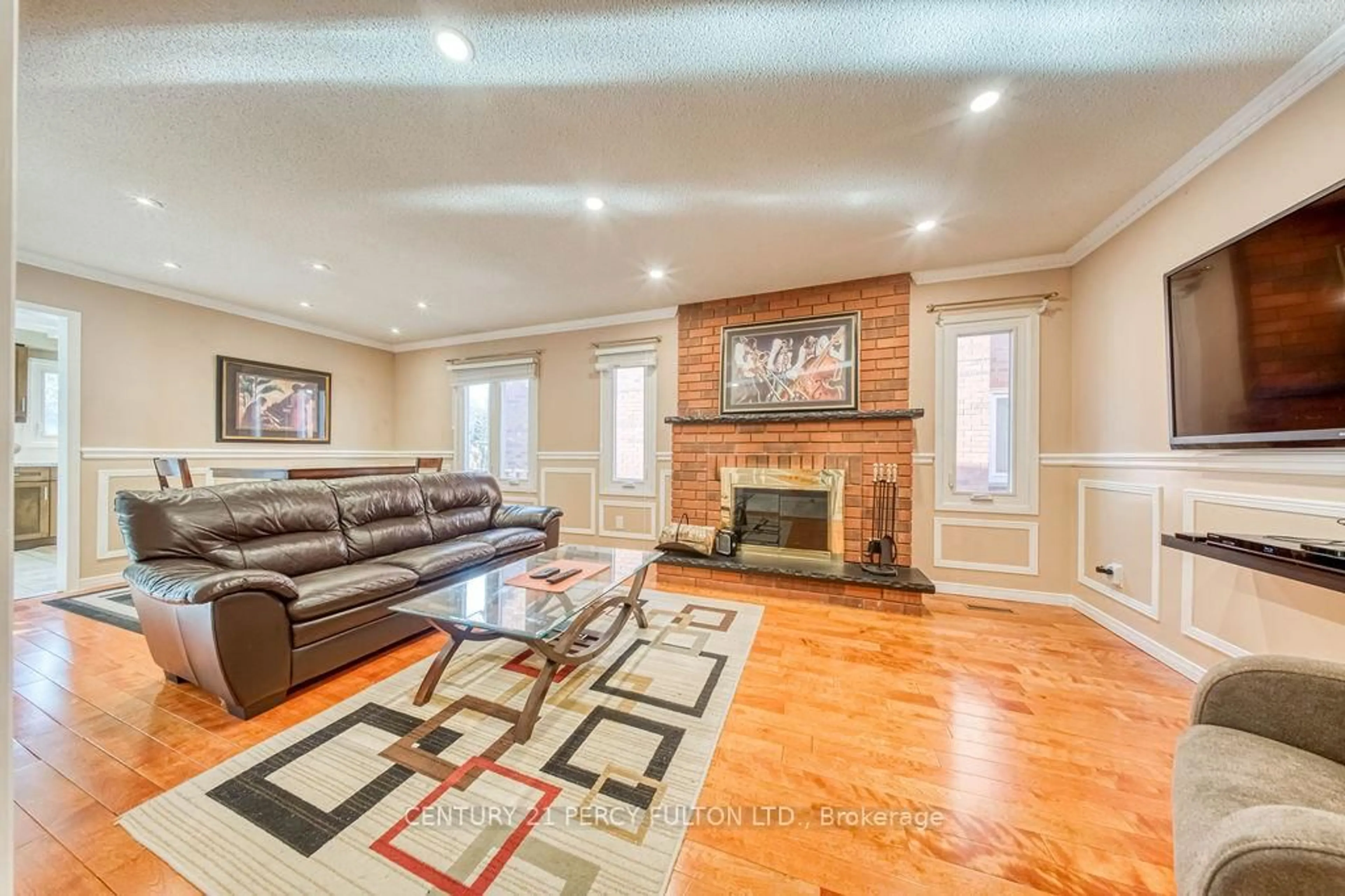 Living room with furniture, unknown for 43 Windmill Blvd, Brampton Ontario L6Y 3E9