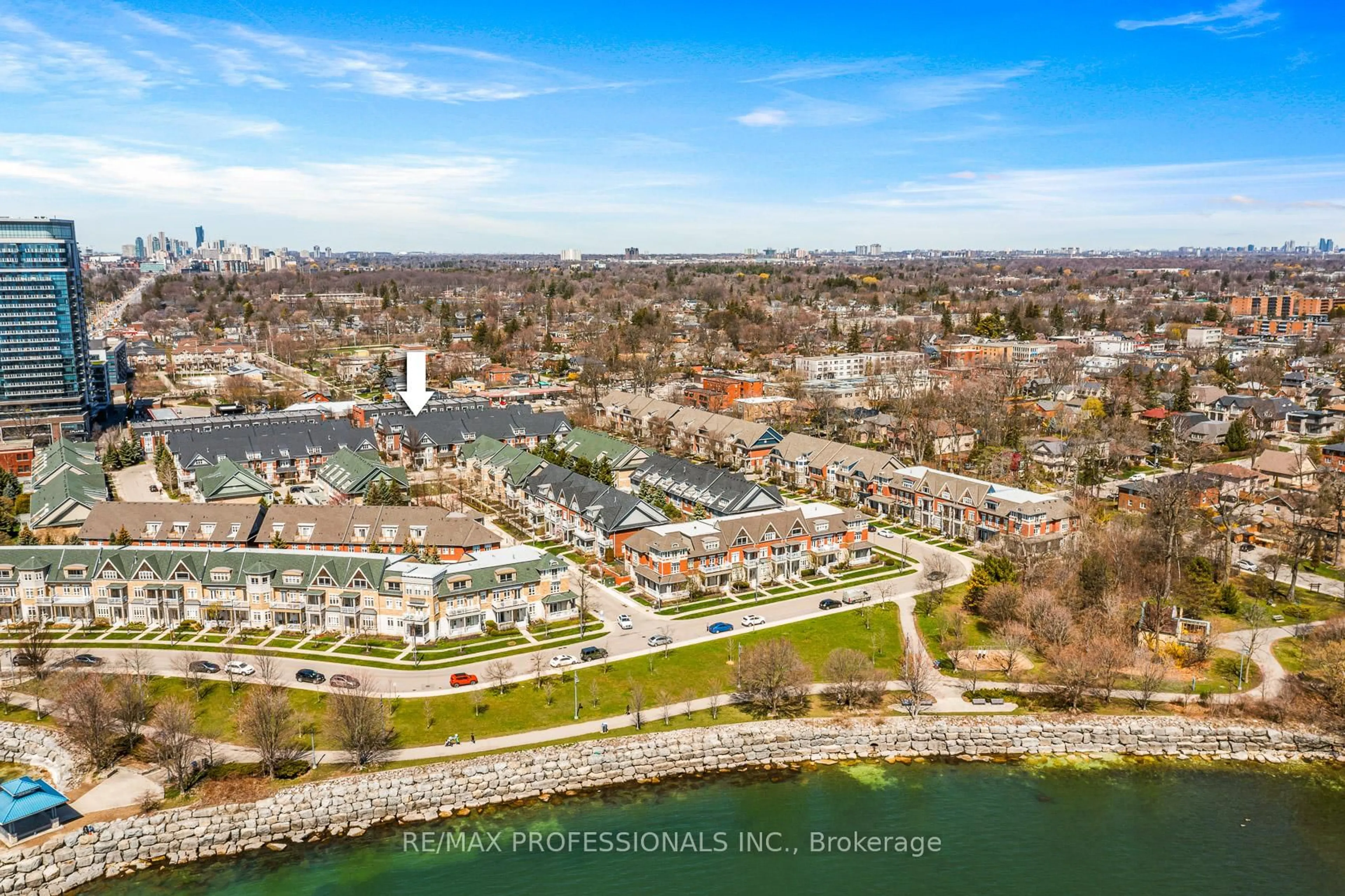 A pic from outside/outdoor area/front of a property/back of a property/a pic from drone, water/lake/river/ocean view for 13 Compass Way #25, Mississauga Ontario L5G 4T8