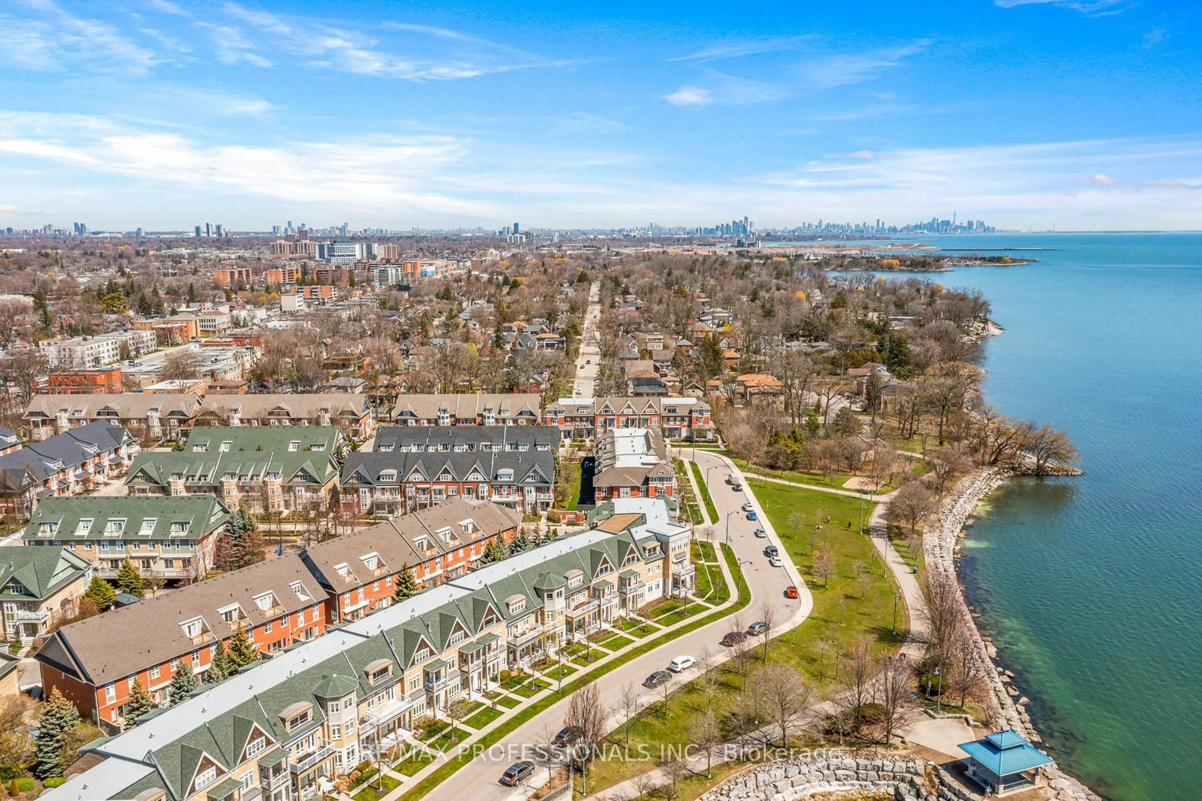 A pic from outside/outdoor area/front of a property/back of a property/a pic from drone, water/lake/river/ocean view for 13 Compass Way #25, Mississauga Ontario L5G 4T8