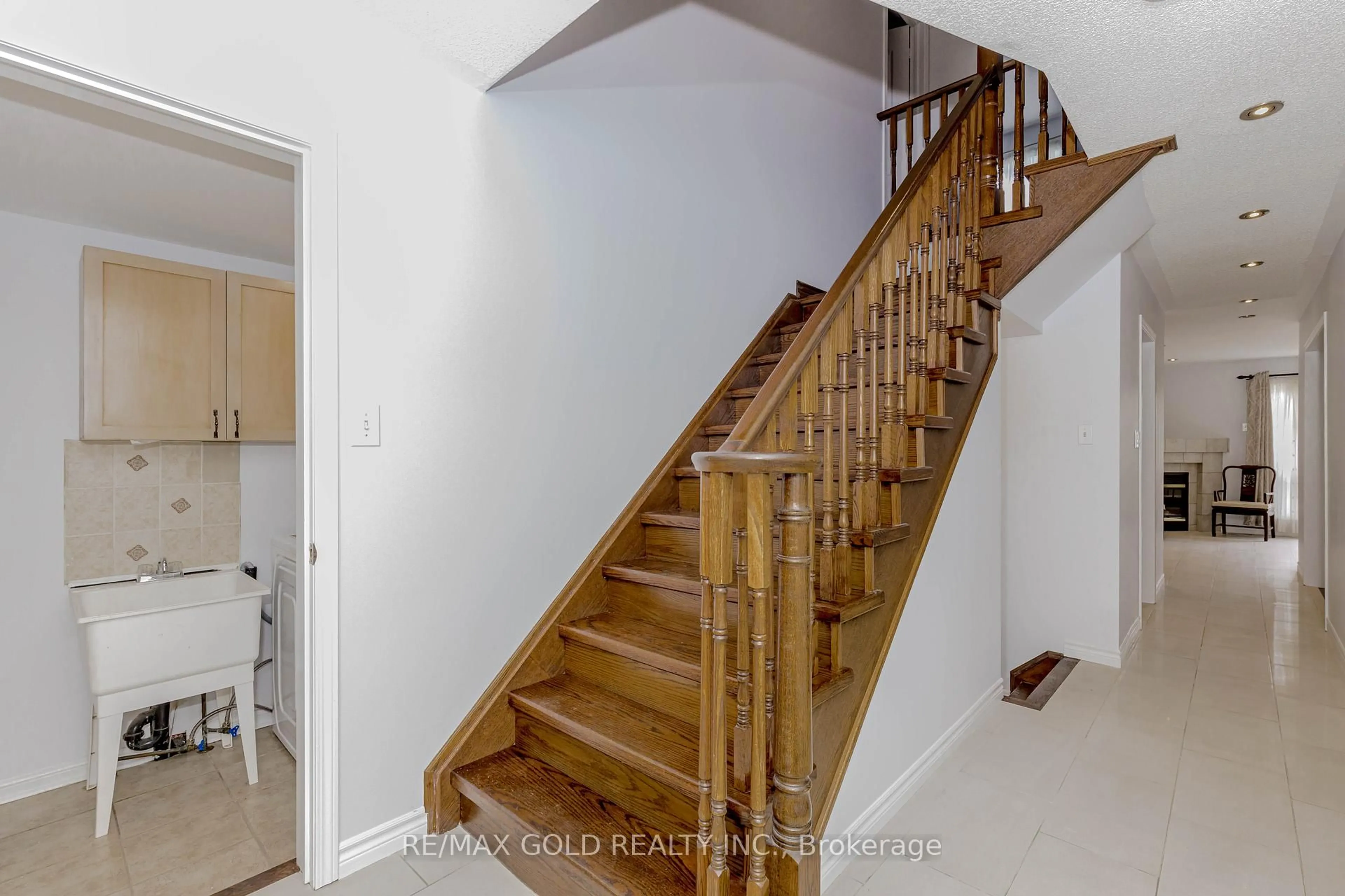 Stairs for 7399 Terragar Blvd, Mississauga Ontario L5N 8G7