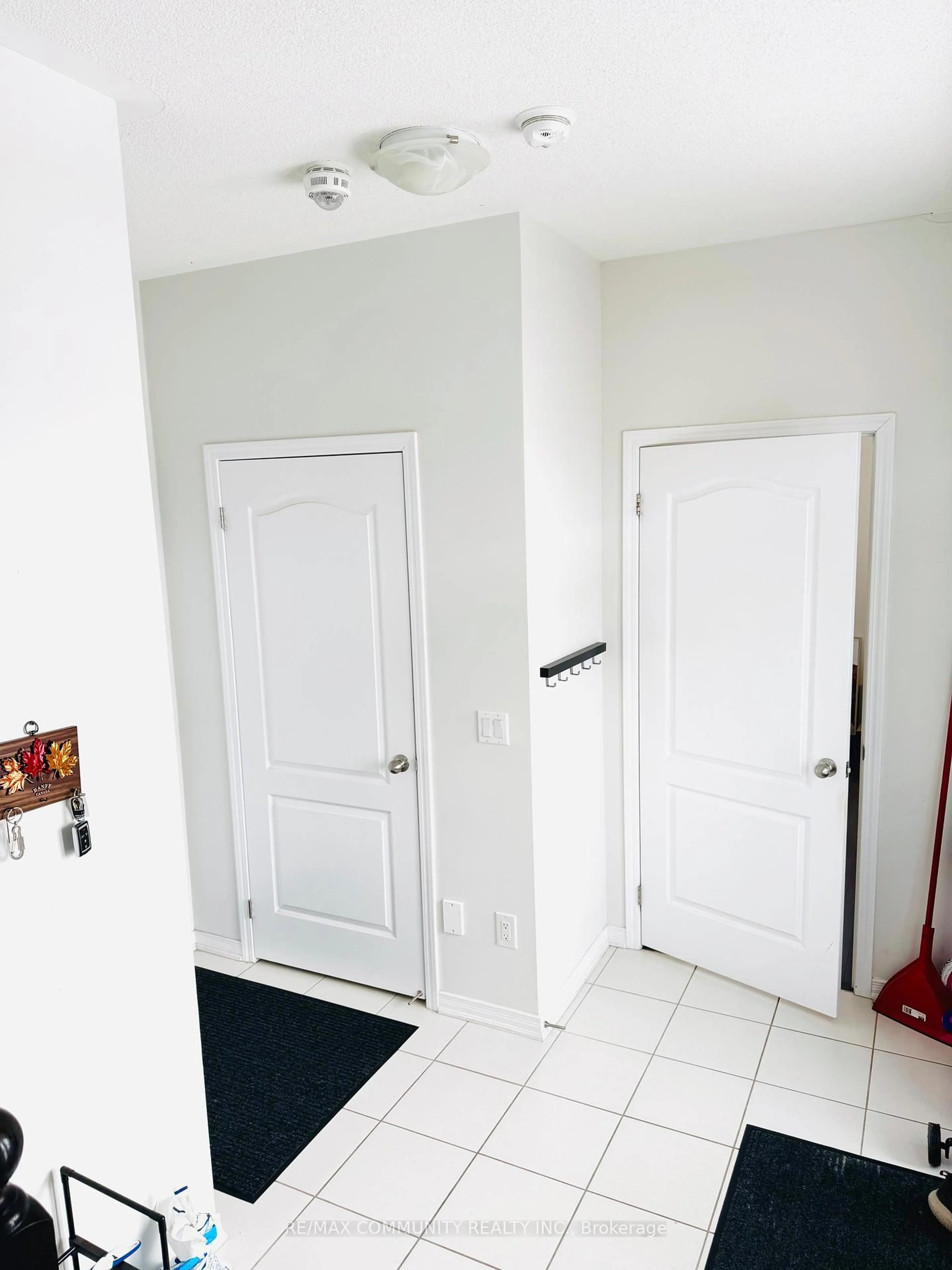 Indoor entryway for 2 Melbrit Lane, Caledon Ontario L7C 4C9