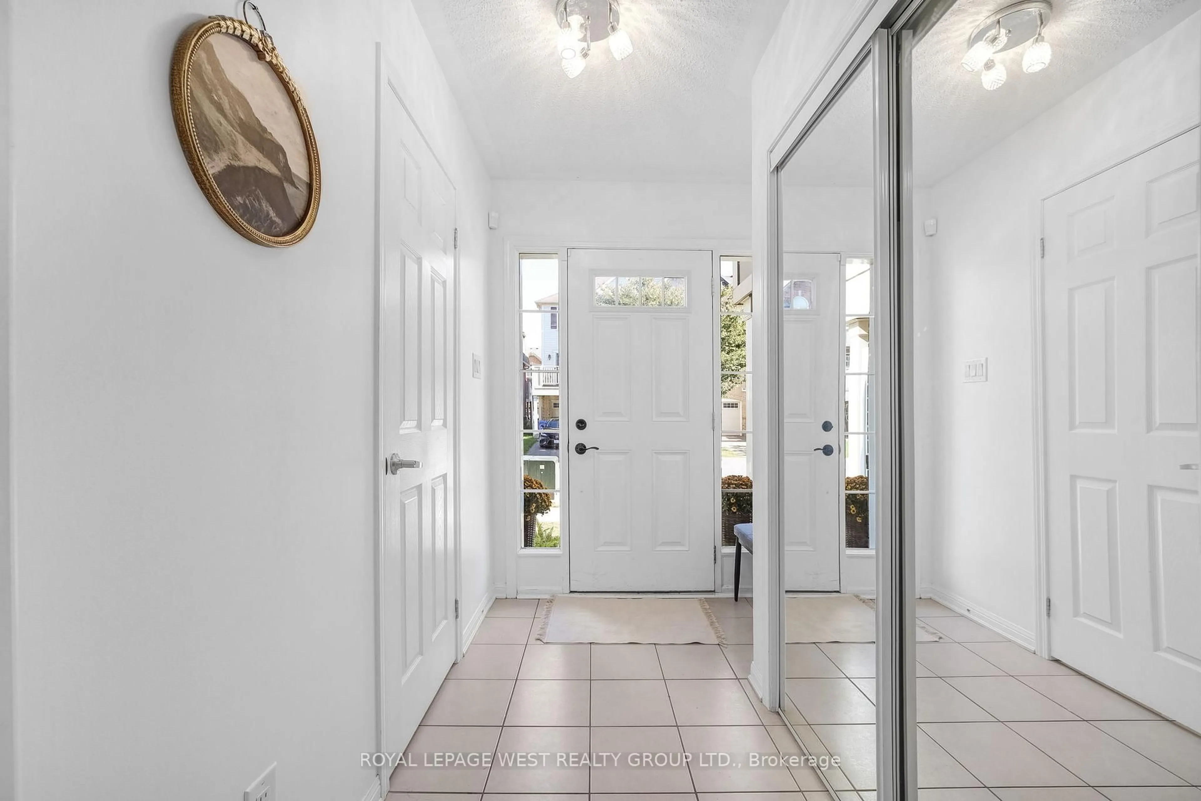 Indoor entryway for 551 Pharo, Milton Ontario L9T 8H6