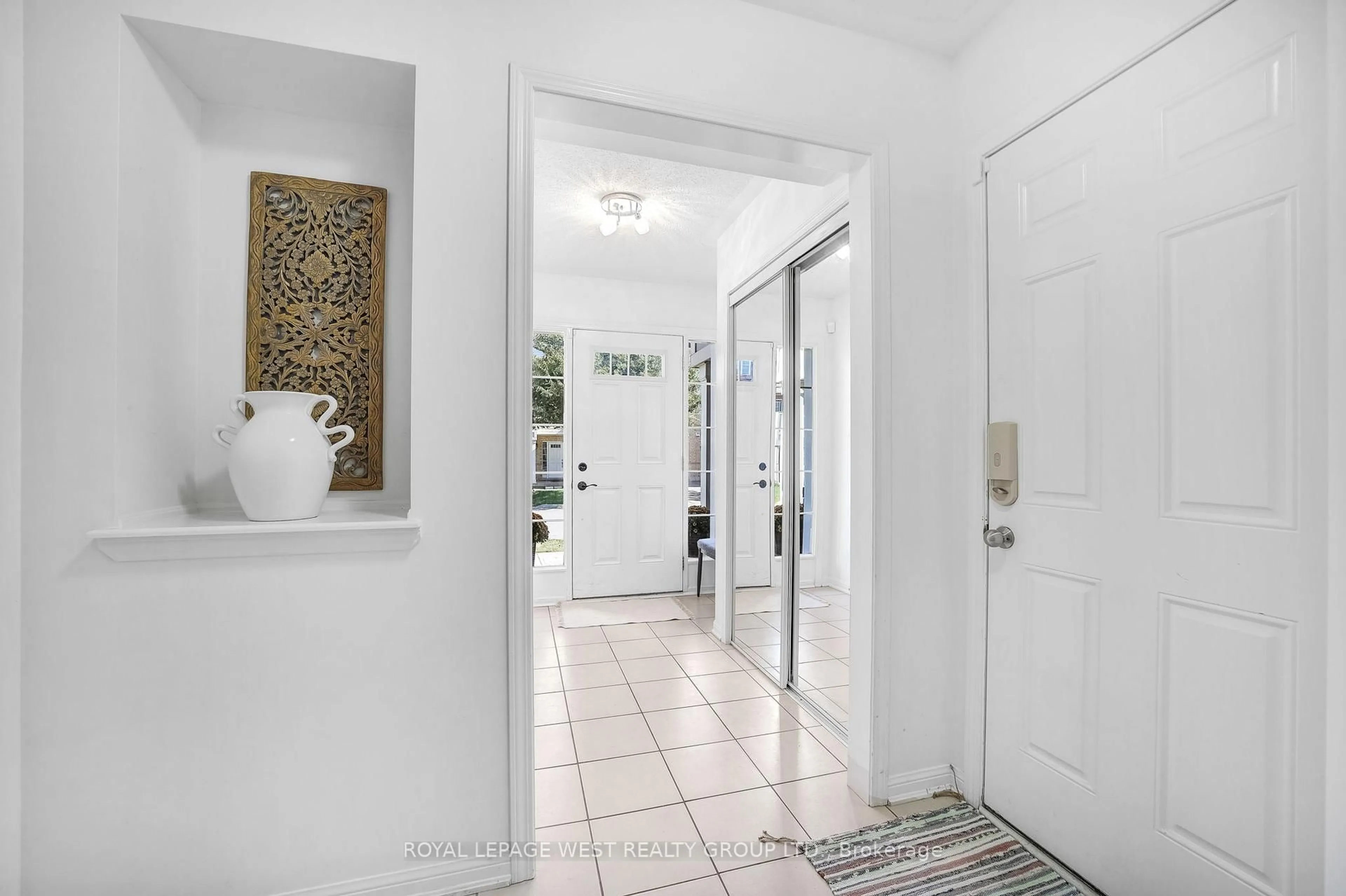 Indoor entryway for 551 Pharo, Milton Ontario L9T 8H6