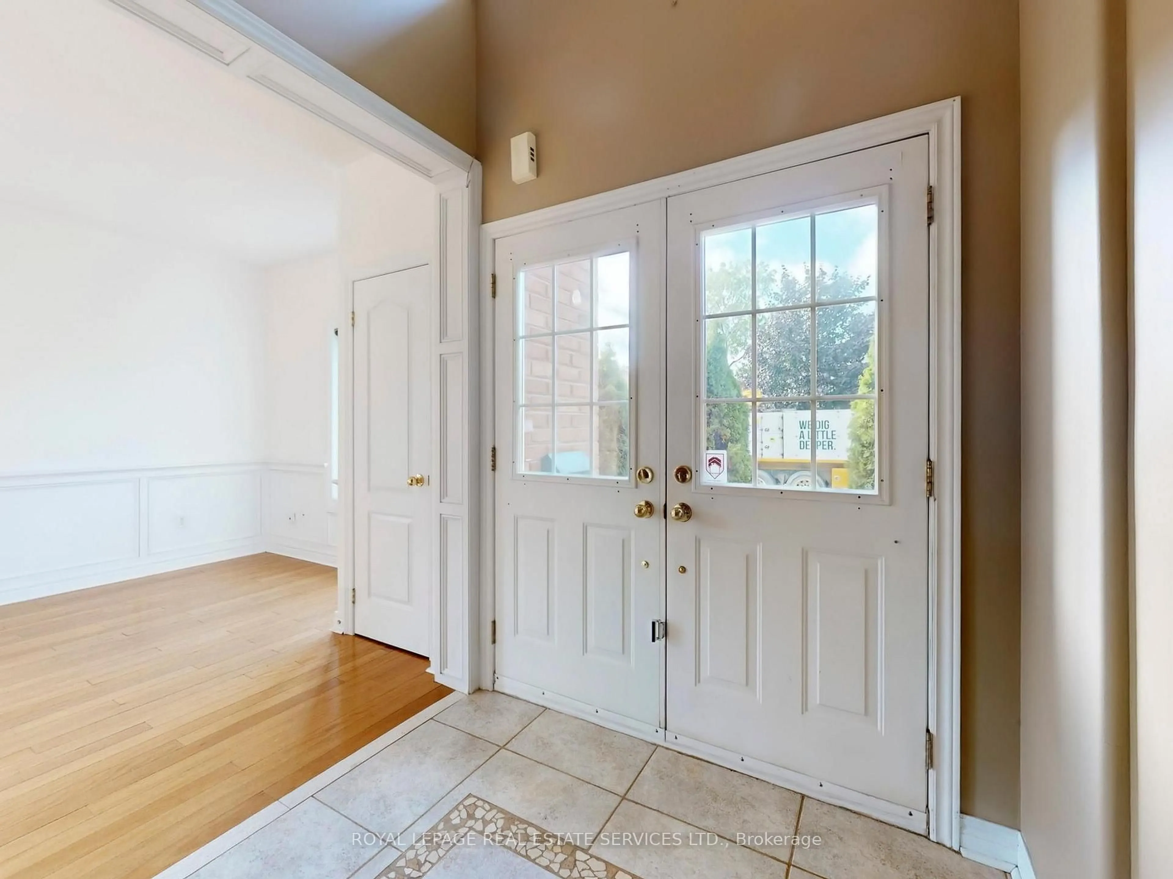 Indoor entryway for 301 Mohawk Rd, Oakville Ontario L6L 6P9