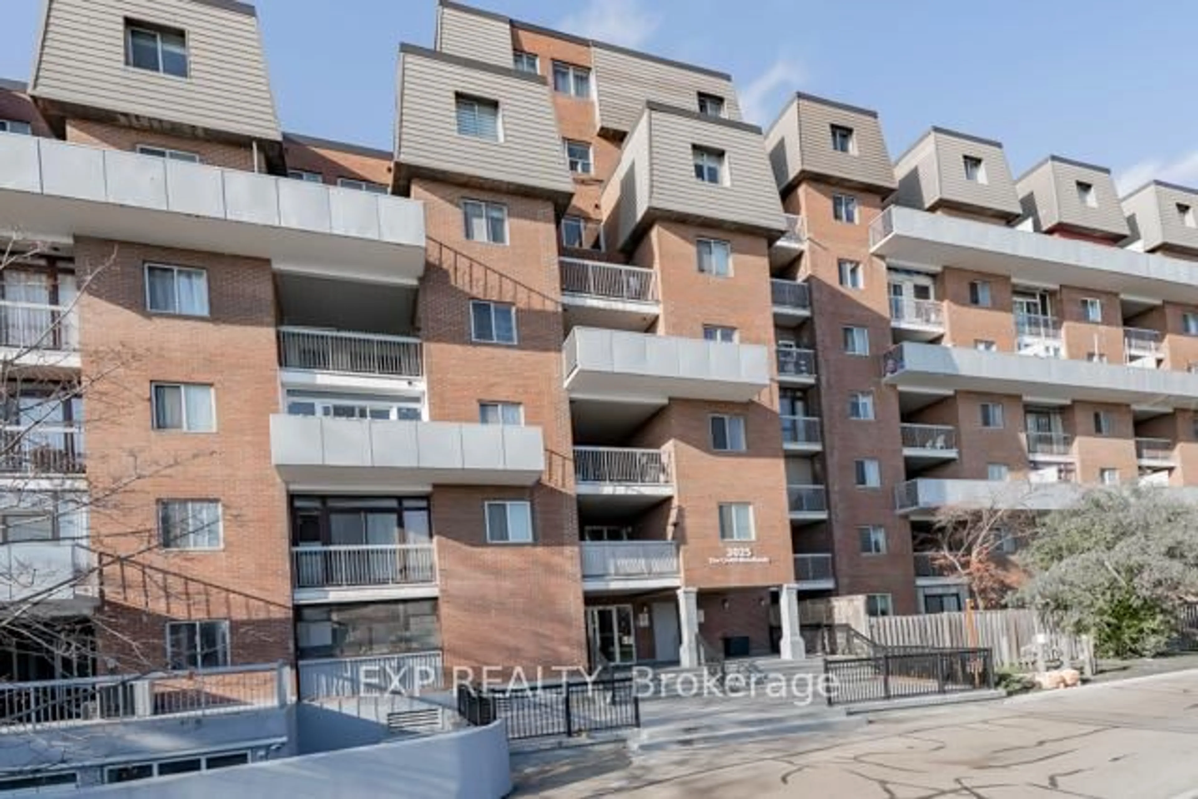 Unknown for 3025 The Credit Woodlands Dr #226, Mississauga Ontario L5C 2V3