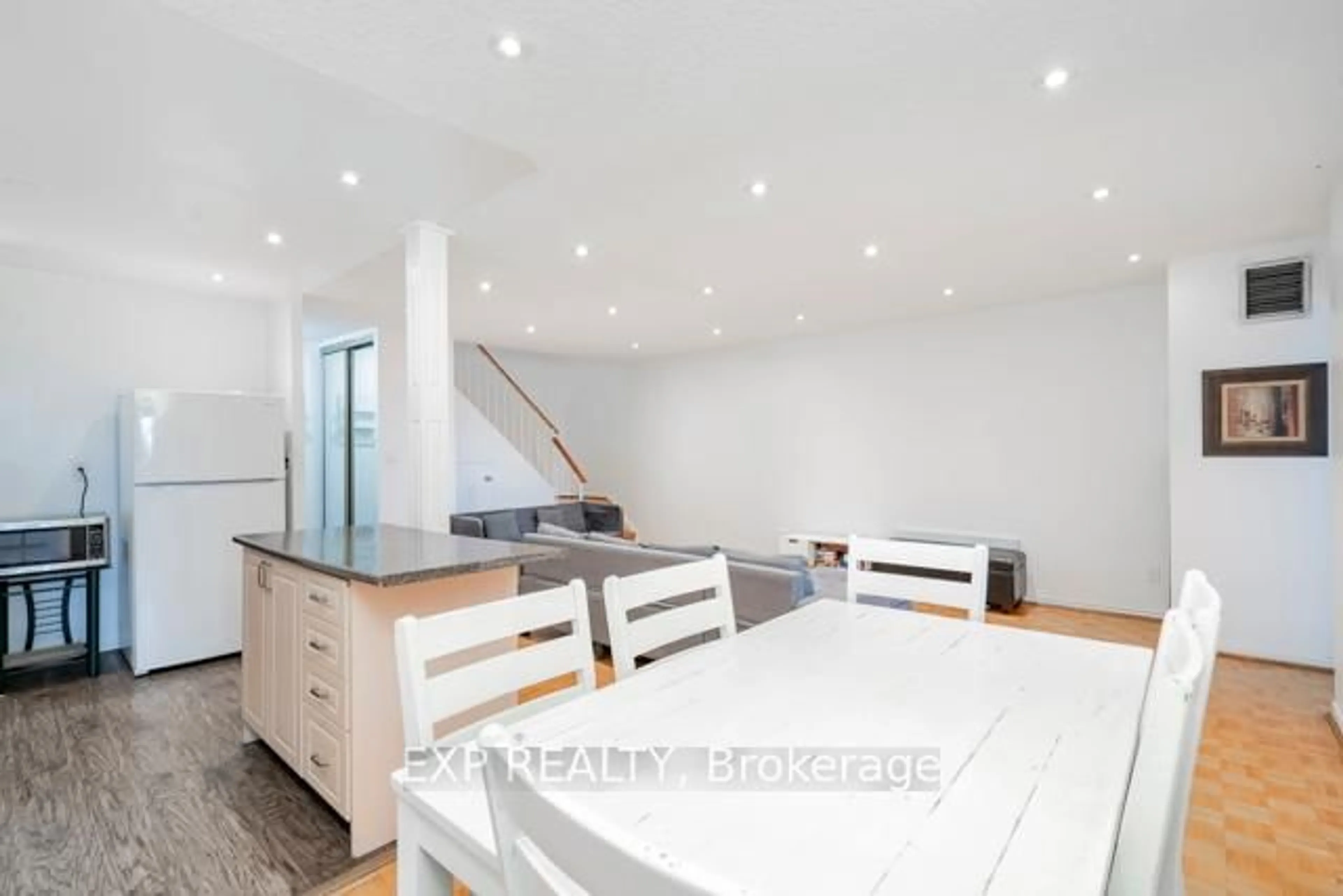 Unknown for 3025 The Credit Woodlands Dr #226, Mississauga Ontario L5C 2V3