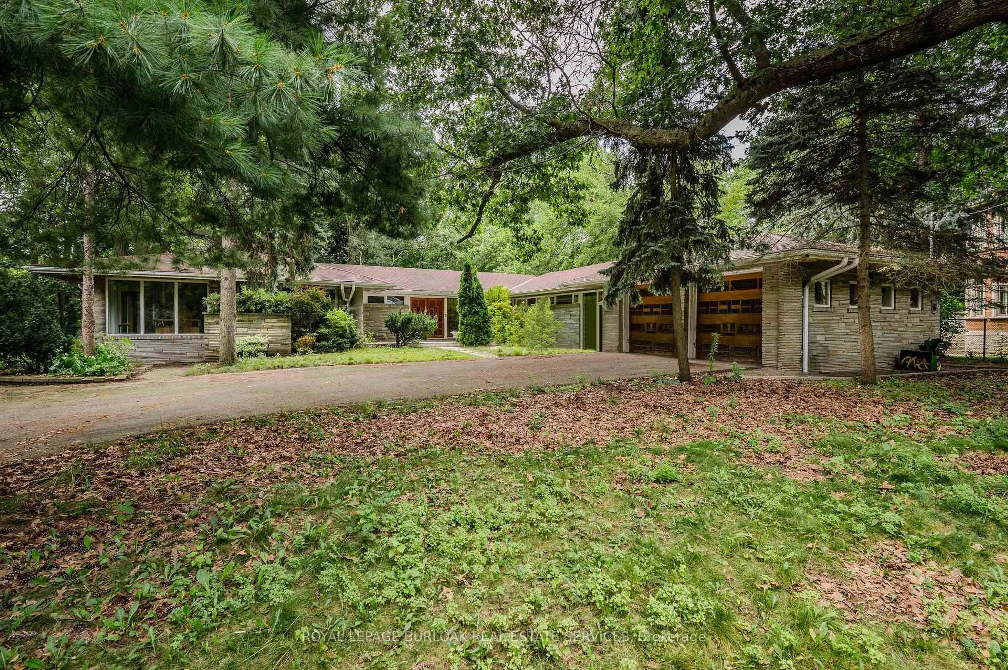 A pic from outside/outdoor area/front of a property/back of a property/a pic from drone, unknown for 3 Edgehill Rd, Toronto Ontario M9A 4N1