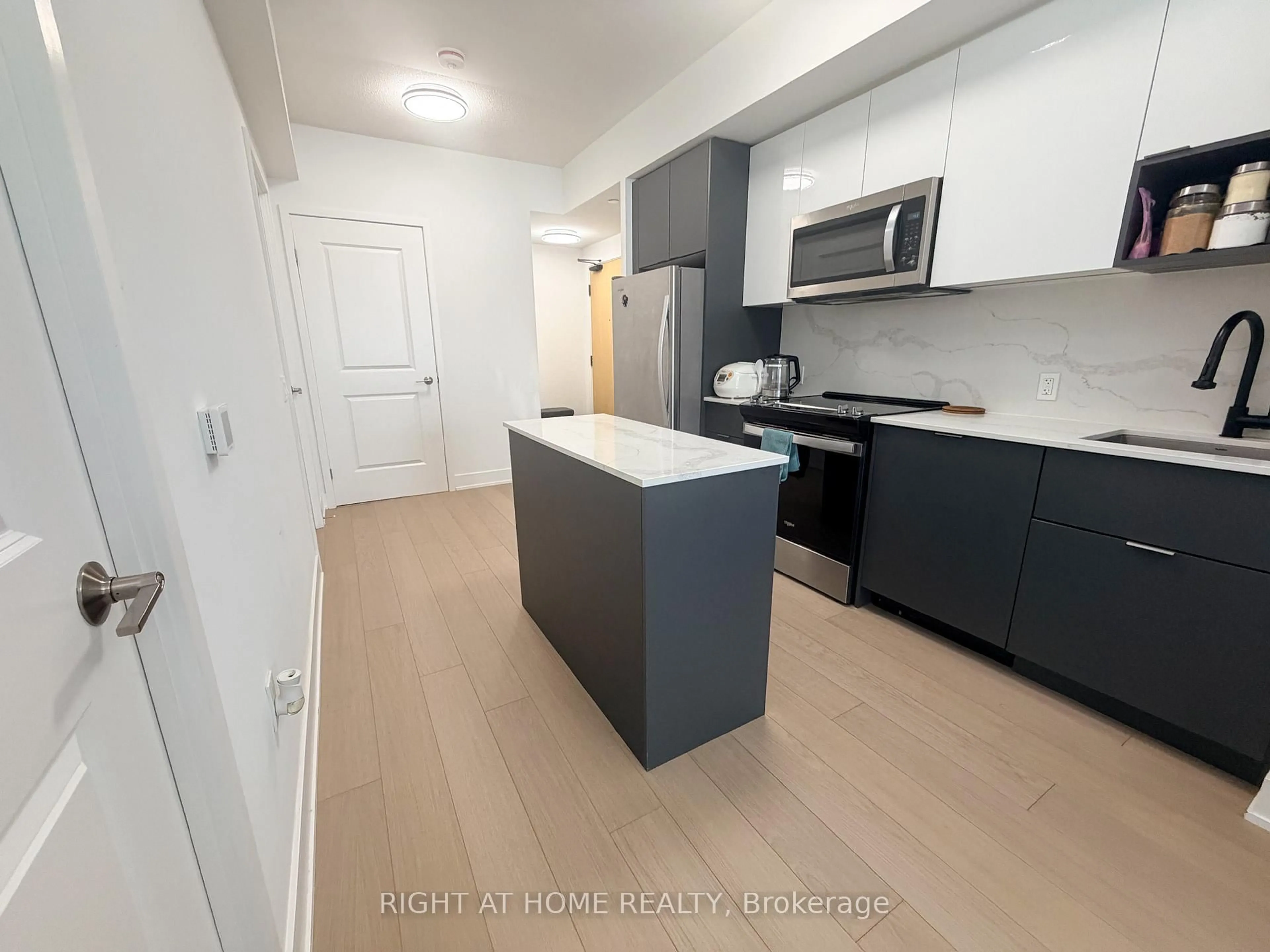 Standard kitchen, unknown for 202 Burnhamthorpe Rd #807, Mississauga Ontario L5A 0B2