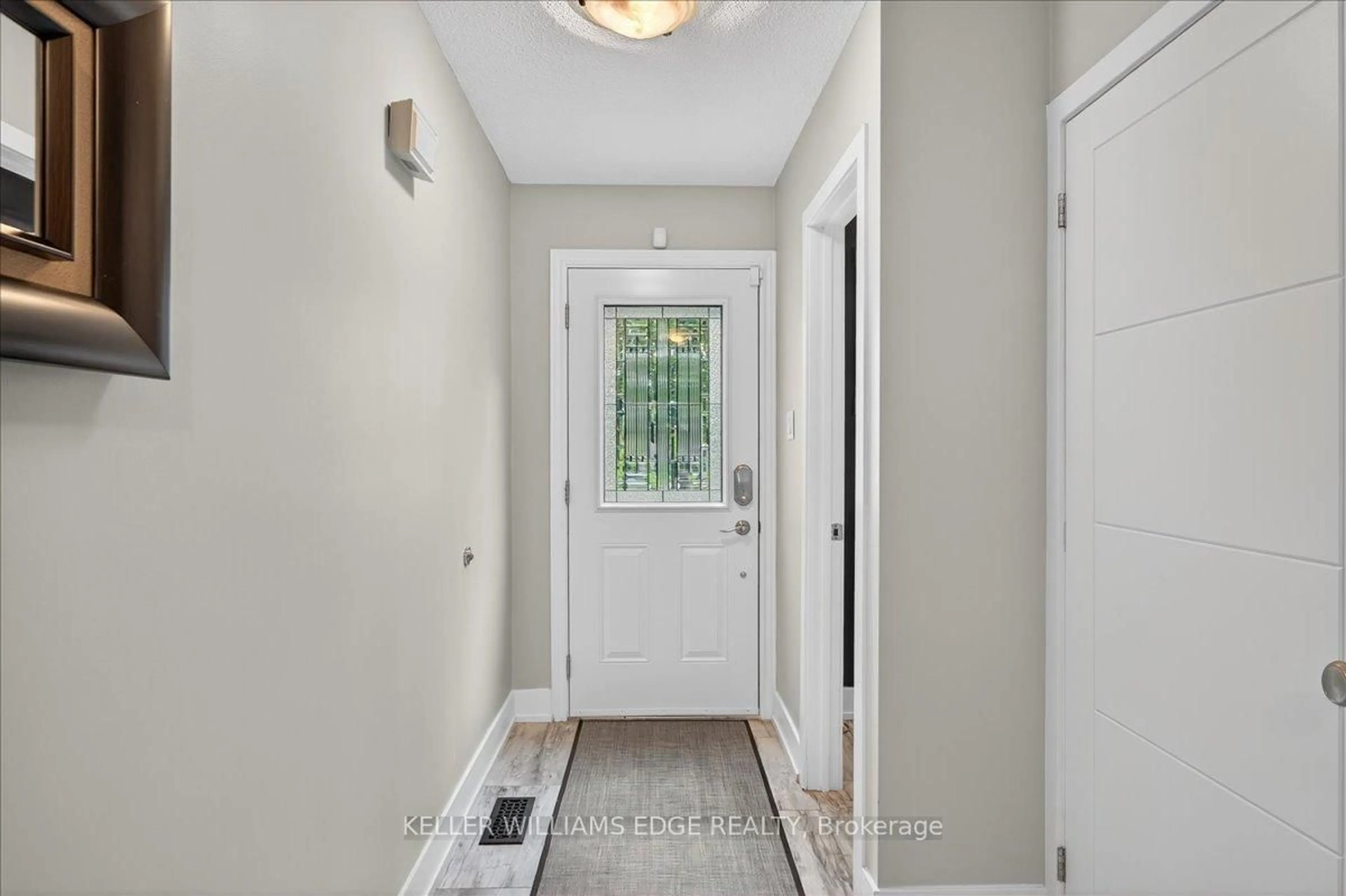 Indoor entryway for 4198 Longmoor Dr #2, Burlington Ontario L7L 5E3