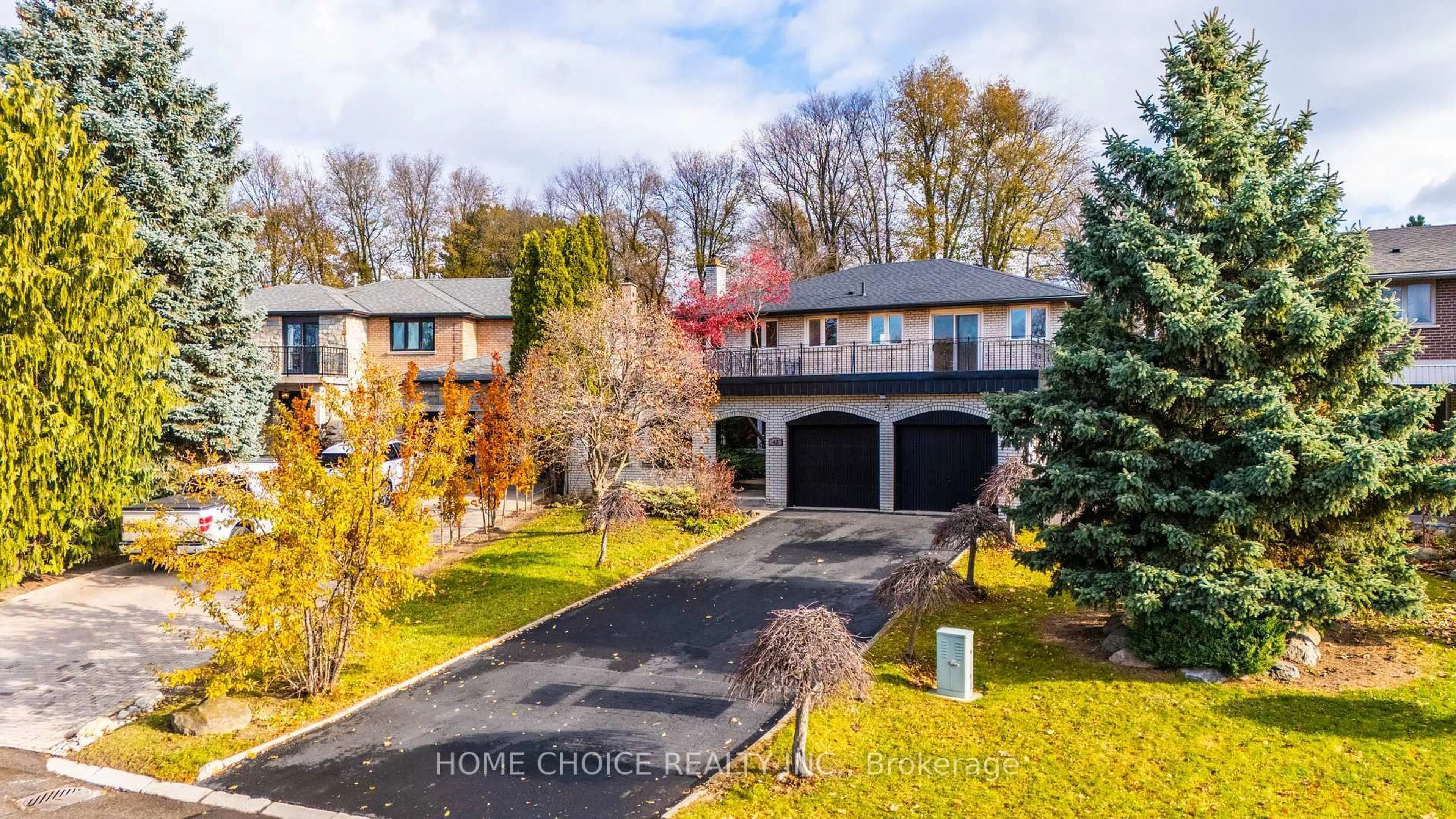 A pic from outside/outdoor area/front of a property/back of a property/a pic from drone, street for 43 Golfwood Hts, Toronto Ontario M9P 3L8