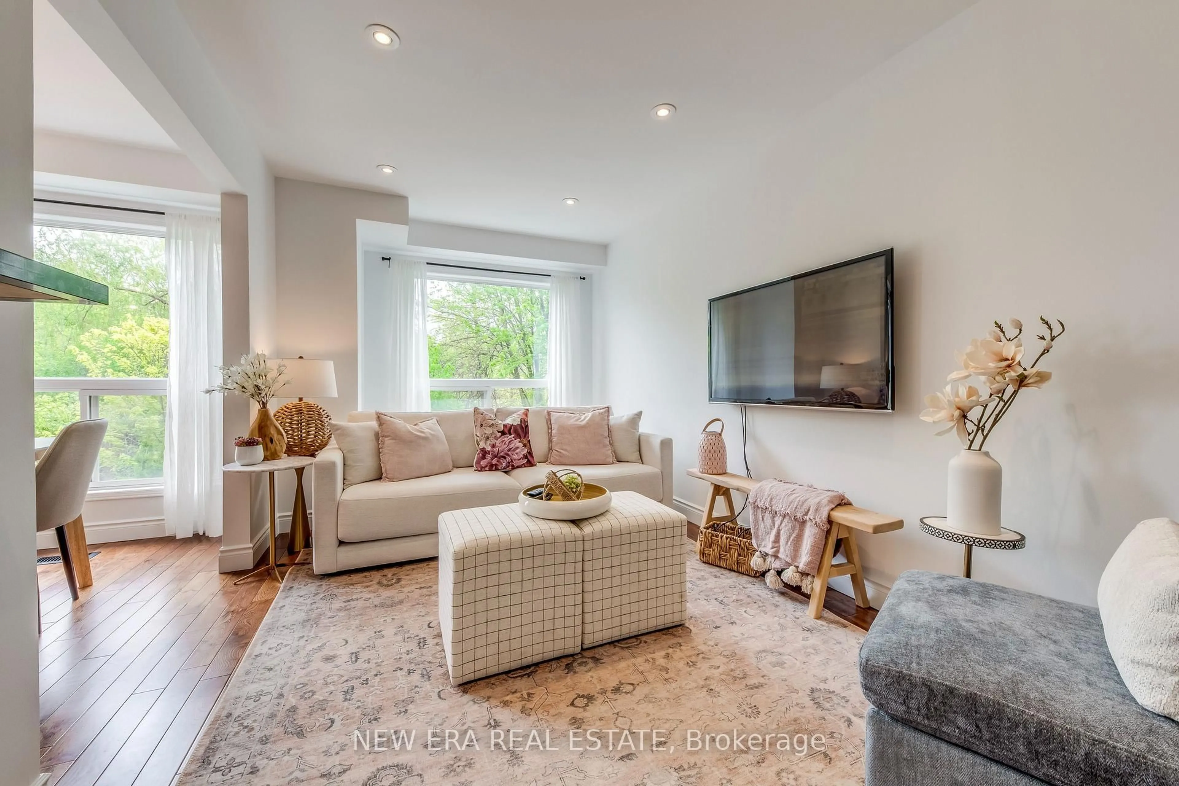 Living room with furniture, unknown for 7284 Bellshire Gate #43, Mississauga Ontario L5N 8E4