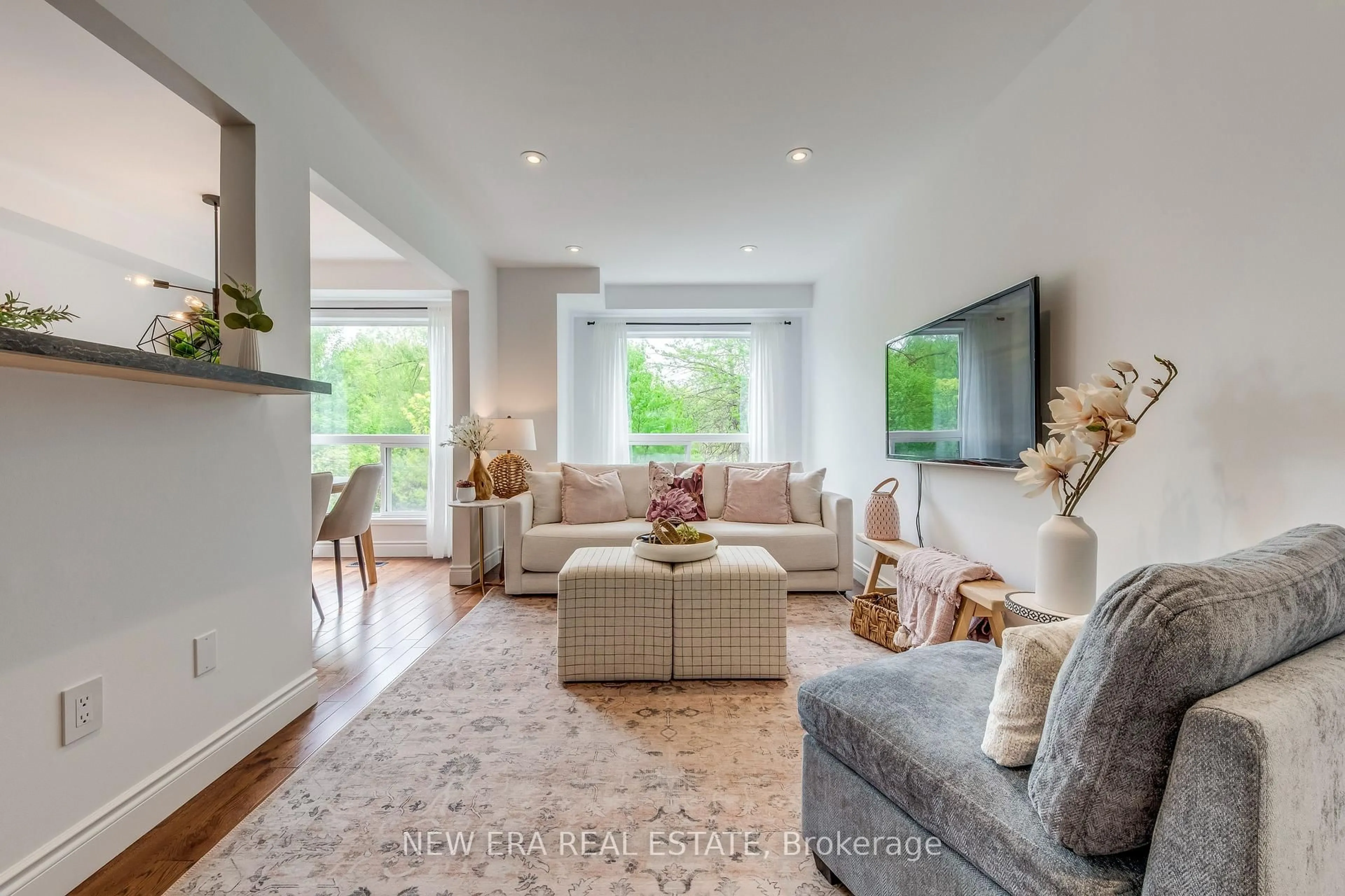 Living room with furniture, unknown for 7284 Bellshire Gate #43, Mississauga Ontario L5N 8E4