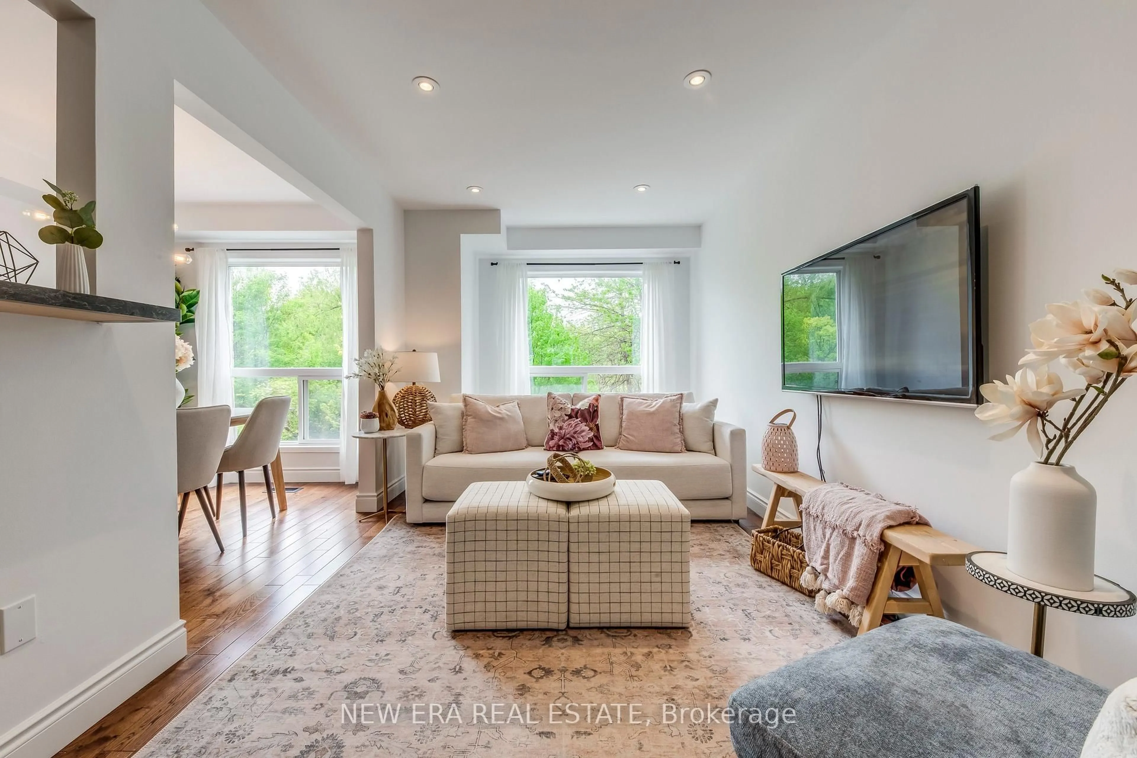 Living room with furniture, unknown for 7284 Bellshire Gate #43, Mississauga Ontario L5N 8E4