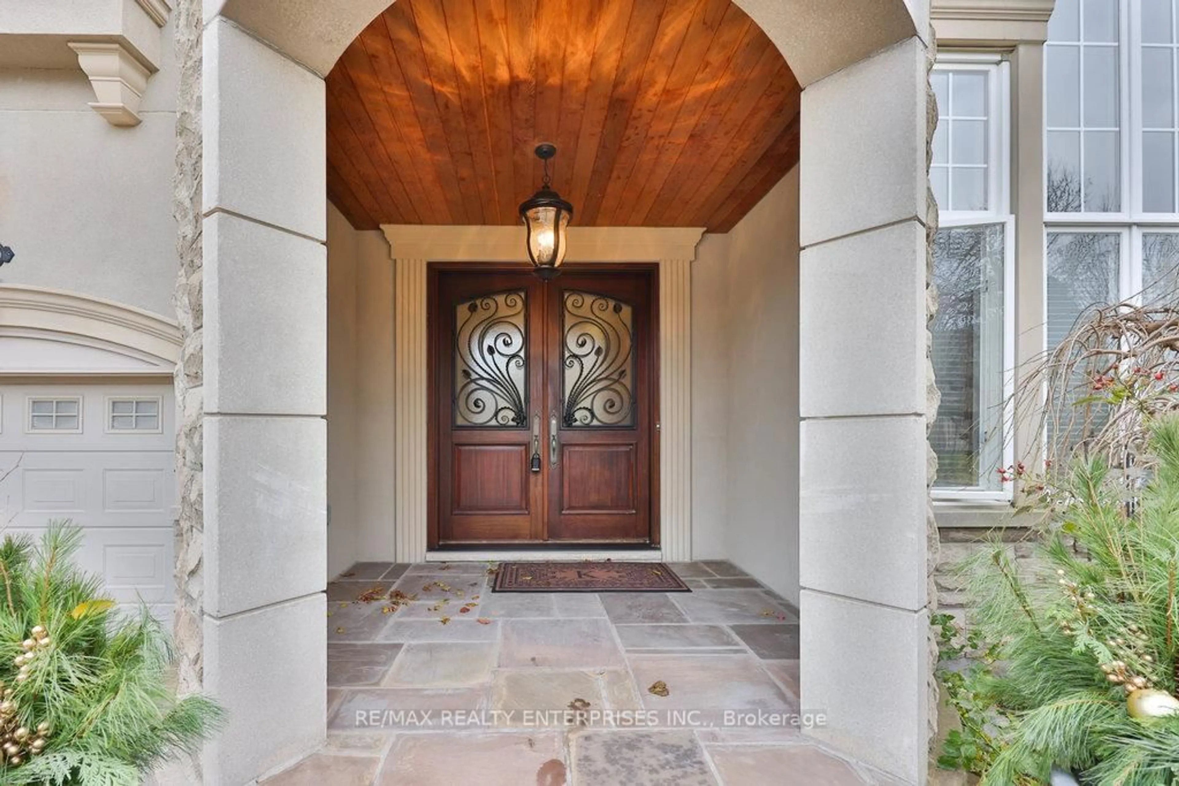 Indoor entryway for 683 Canyon St, Mississauga Ontario L5H 4L9