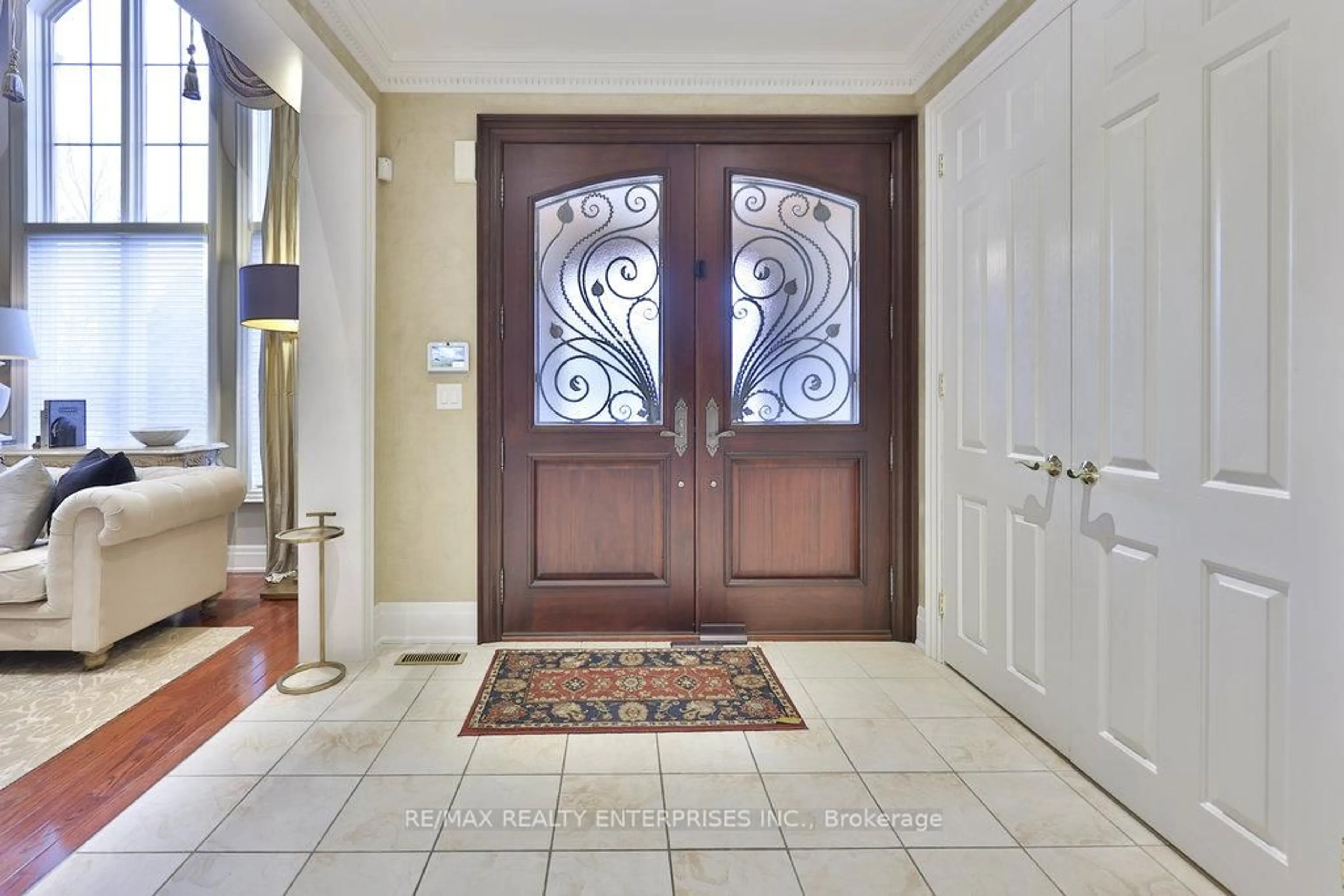 Indoor entryway for 683 Canyon St, Mississauga Ontario L5H 4L9
