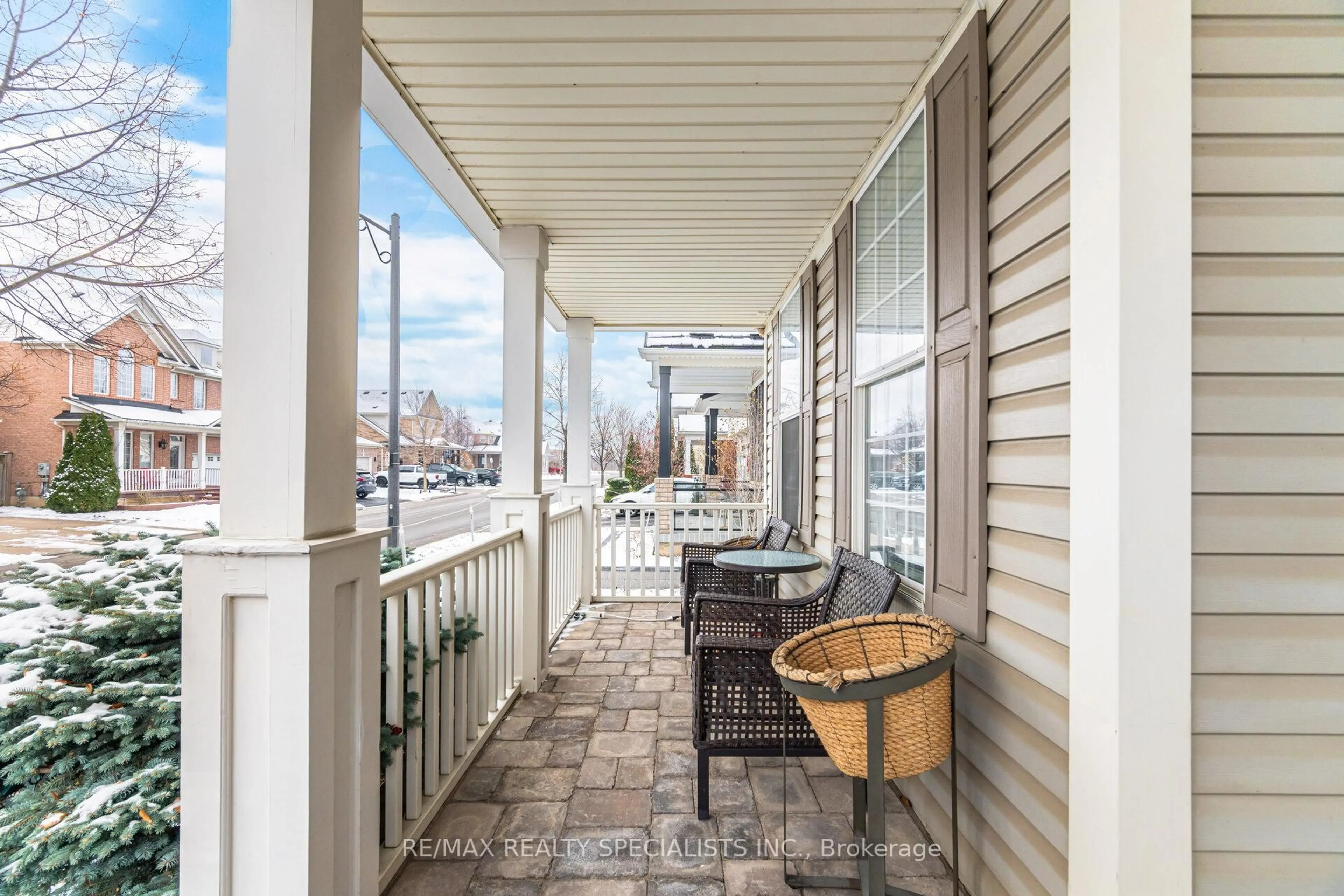 Balcony in the apartment, street for 990 Lancaster Blvd, Milton Ontario L9T 6E1