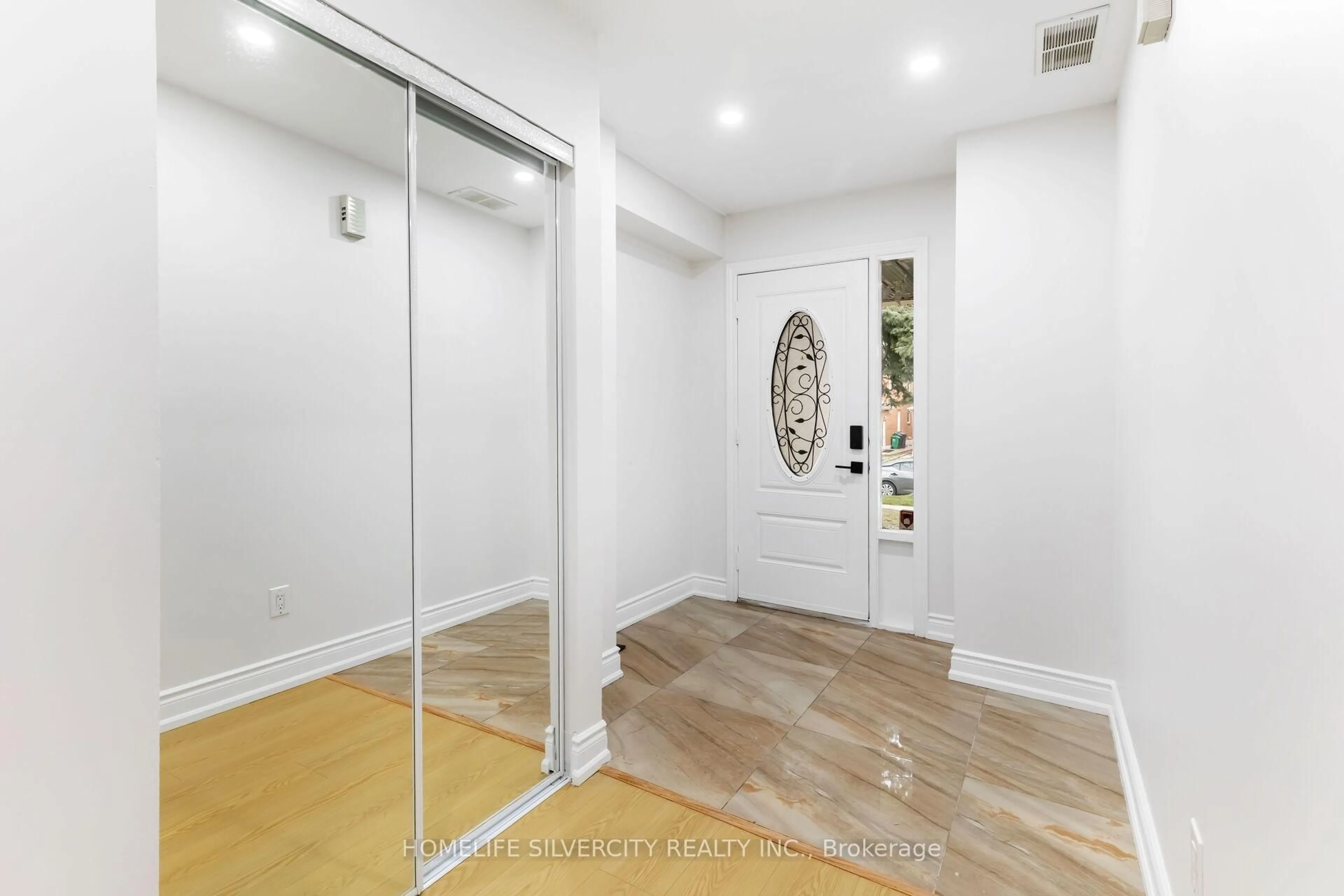 Indoor entryway for 26 Cresswell Dr, Brampton Ontario L6Y 2T6