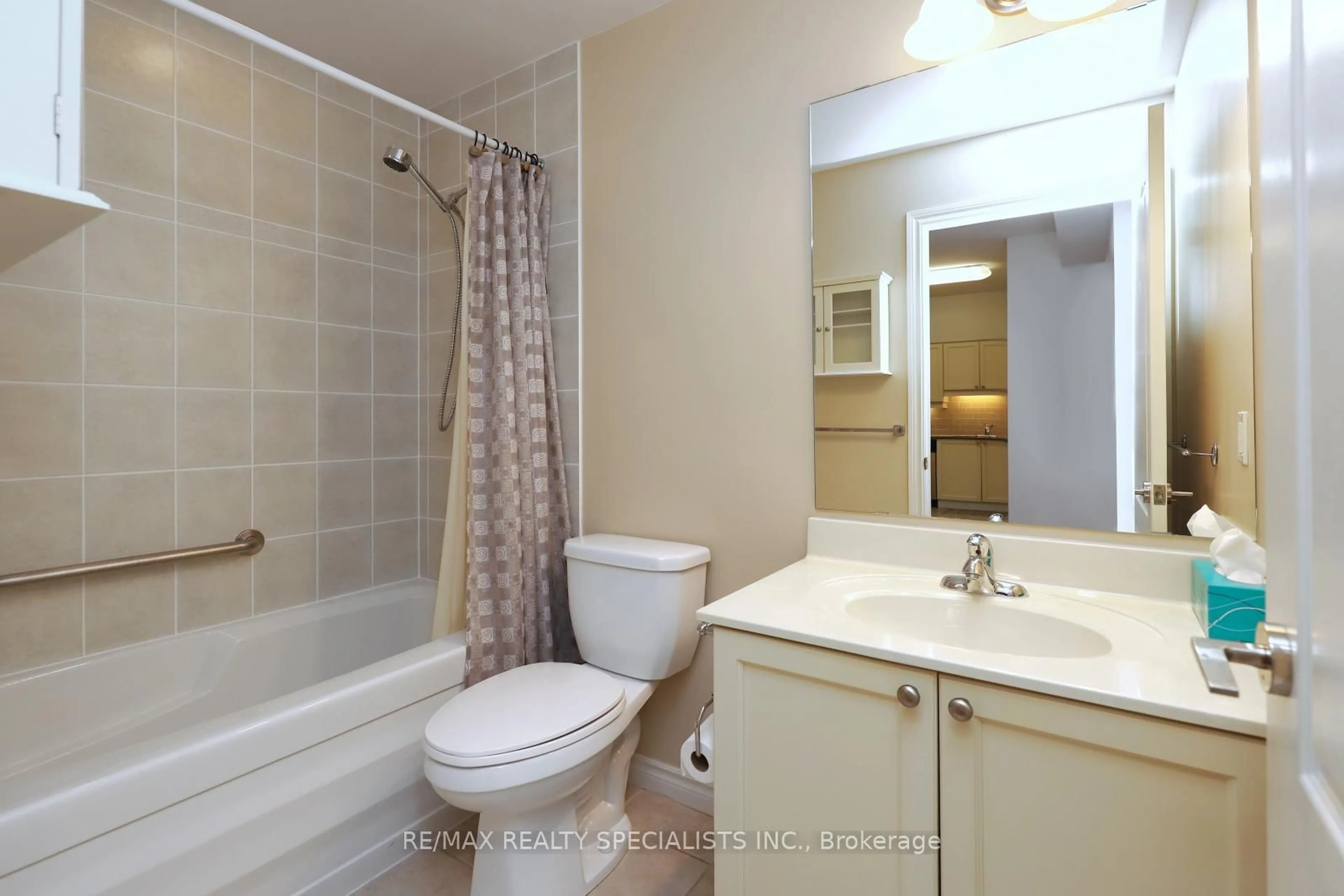 Standard bathroom, ceramic/tile floor for 810 Scollard Crt #902, Mississauga Ontario L5V 0A4