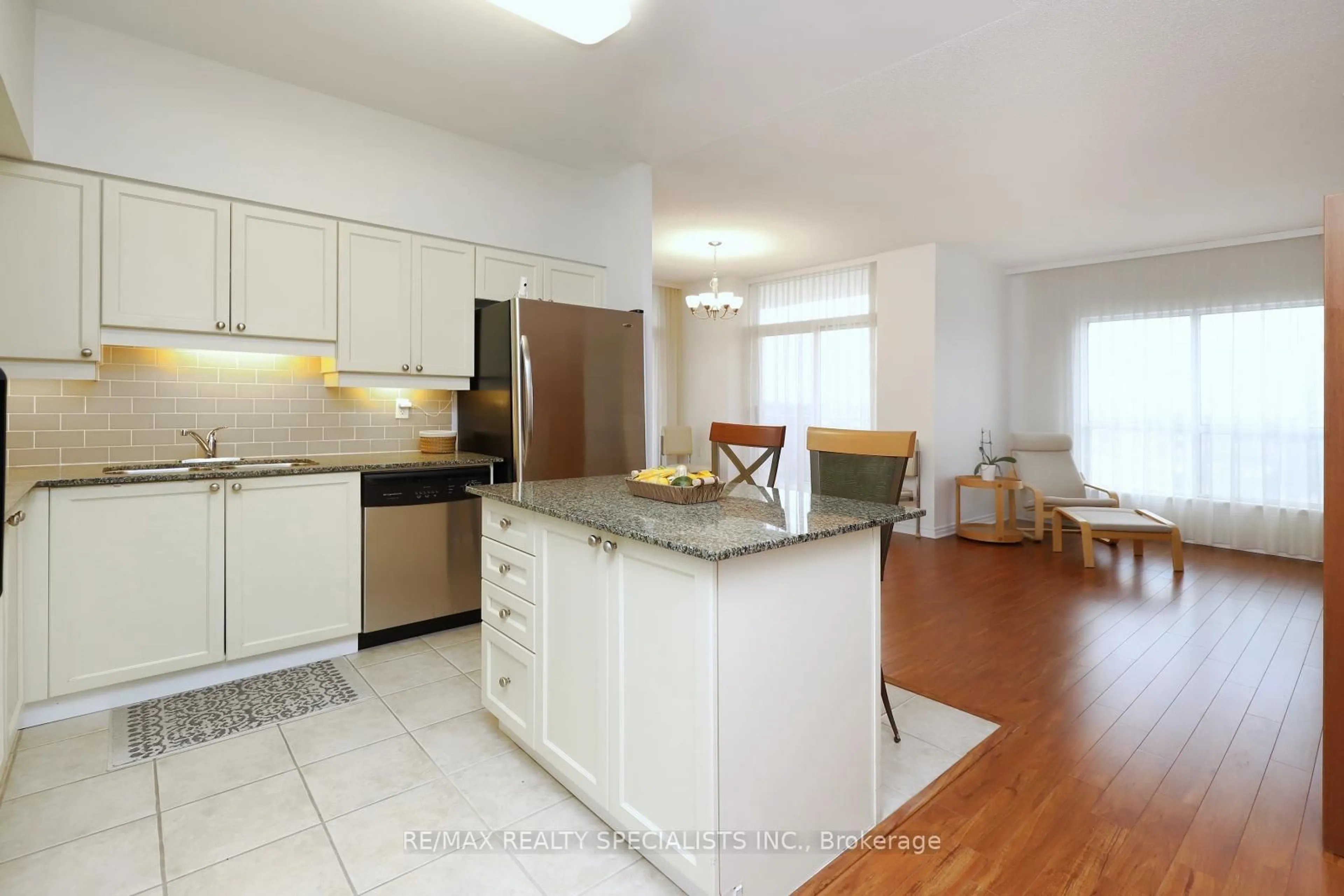 Open concept kitchen, unknown for 810 Scollard Crt #902, Mississauga Ontario L5V 0A4