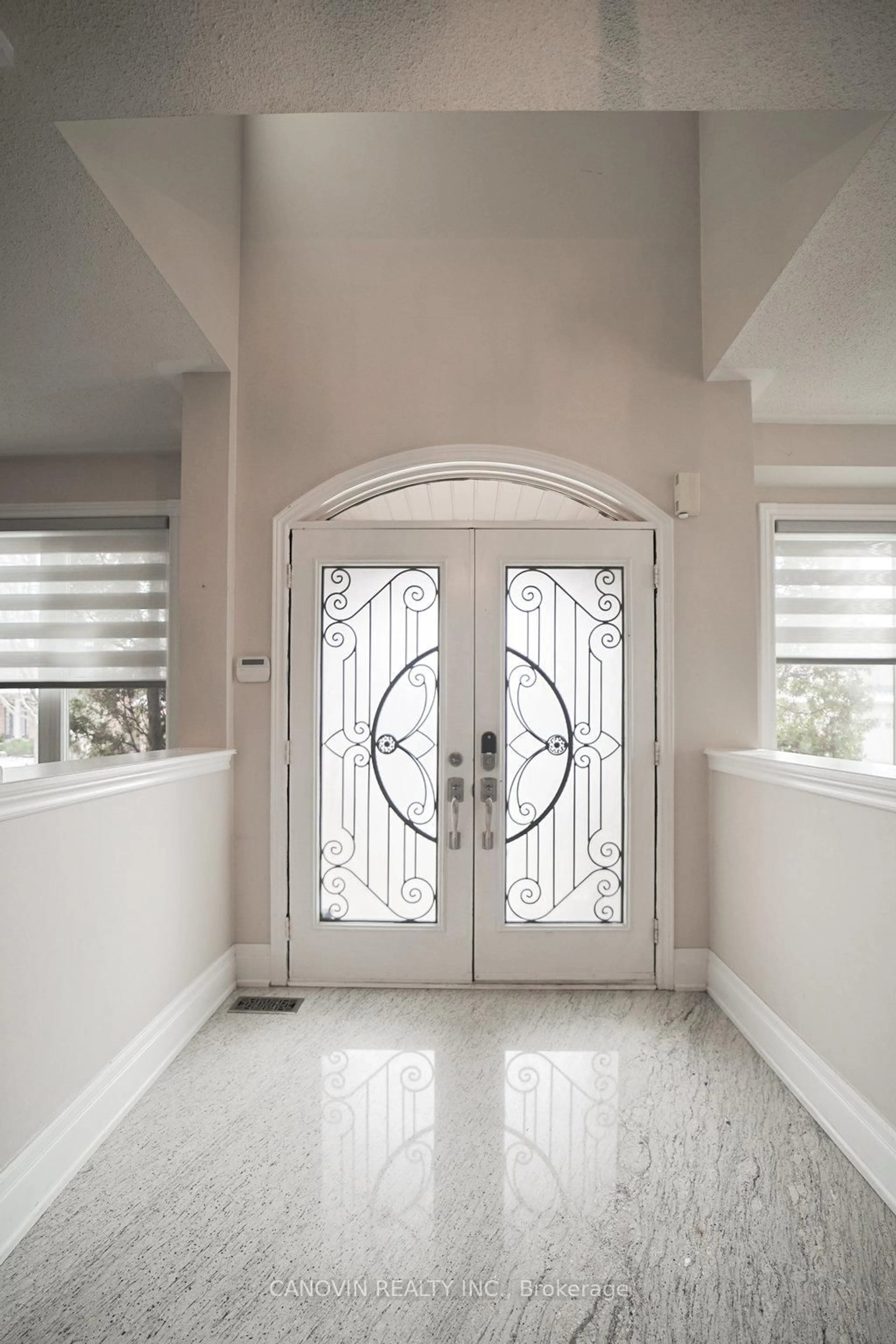 Indoor entryway for 2353 Woodcrest Dr, Oakville Ontario L6M 4S2