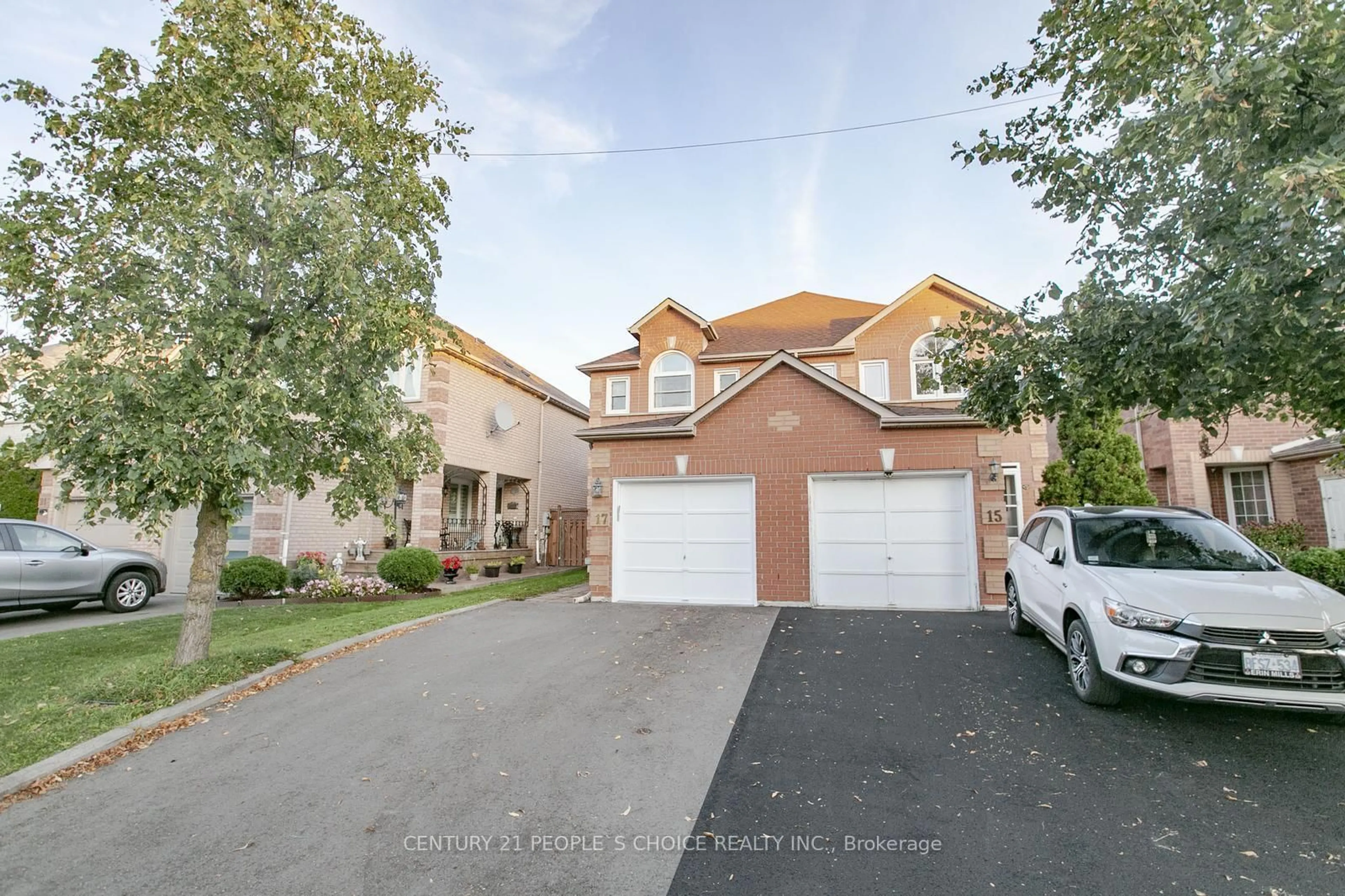 A pic from outside/outdoor area/front of a property/back of a property/a pic from drone, street for 17 Caruso Dr, Brampton Ontario L6Y 5B1