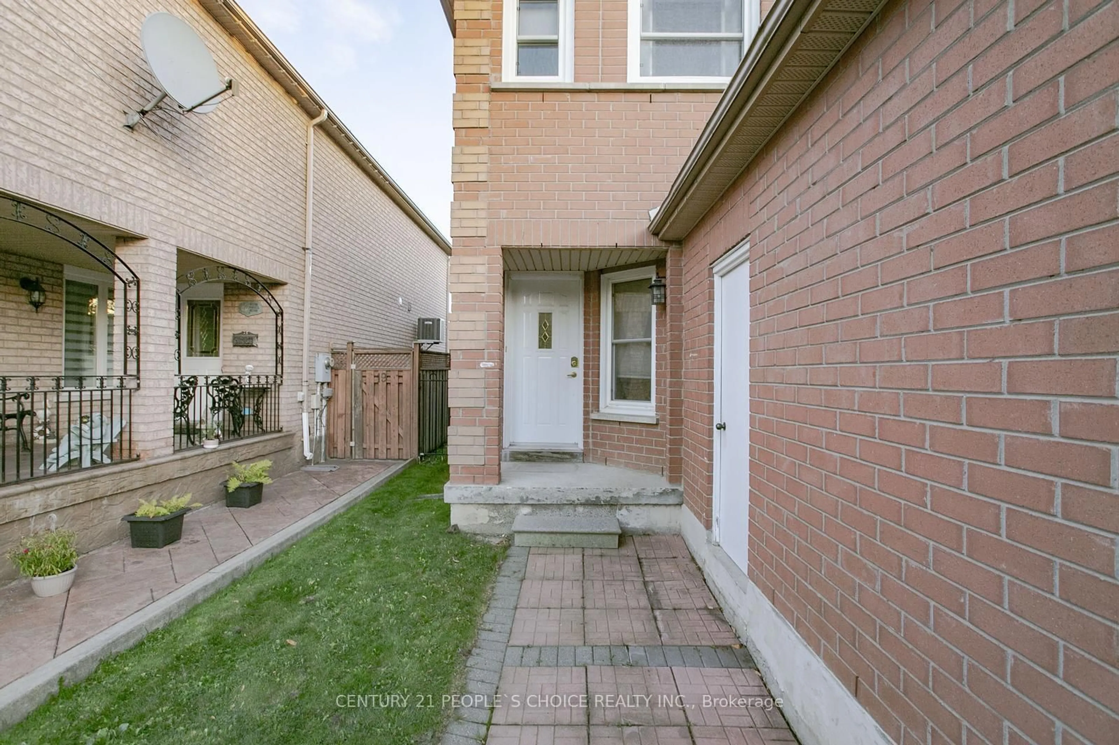 Patio, street for 17 Caruso Dr, Brampton Ontario L6Y 5B1