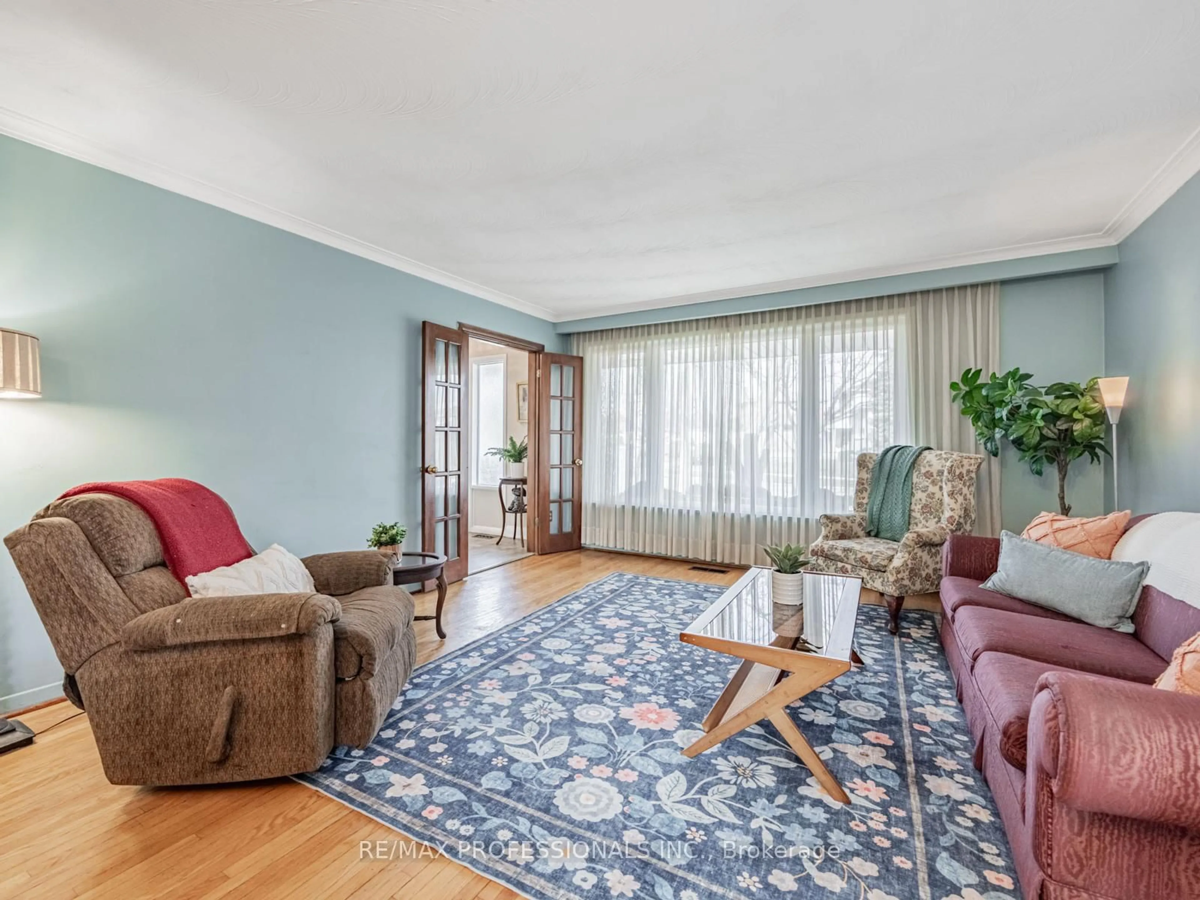 Living room with furniture, unknown for 19 Pylon Pl, Toronto Ontario M9W 2P3